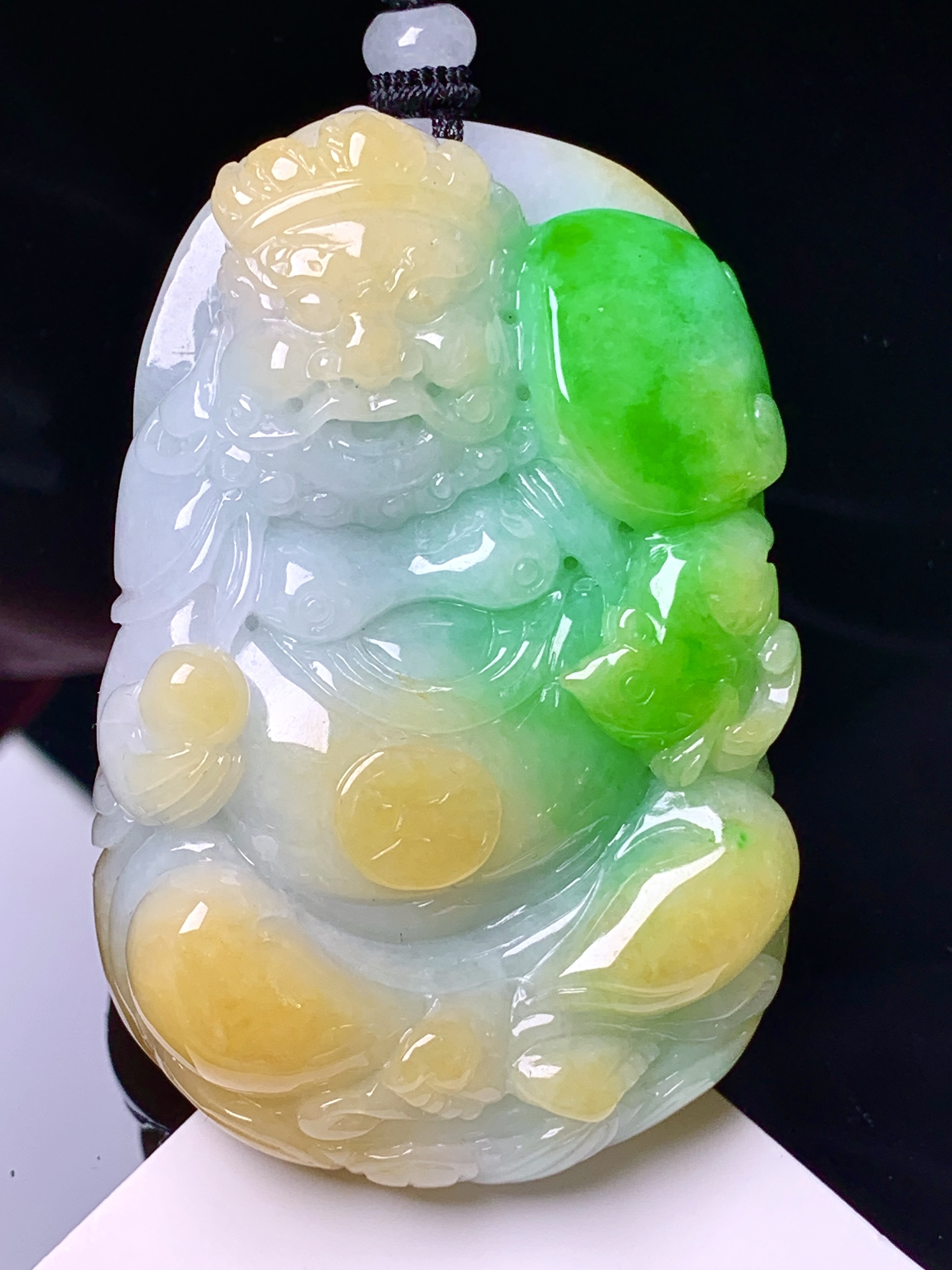 飘黄绿翡财神爷吊坠 玉质细腻 色泽艳丽清新 水润亮眼 整体尺寸60.8*38.8*15.8 w1