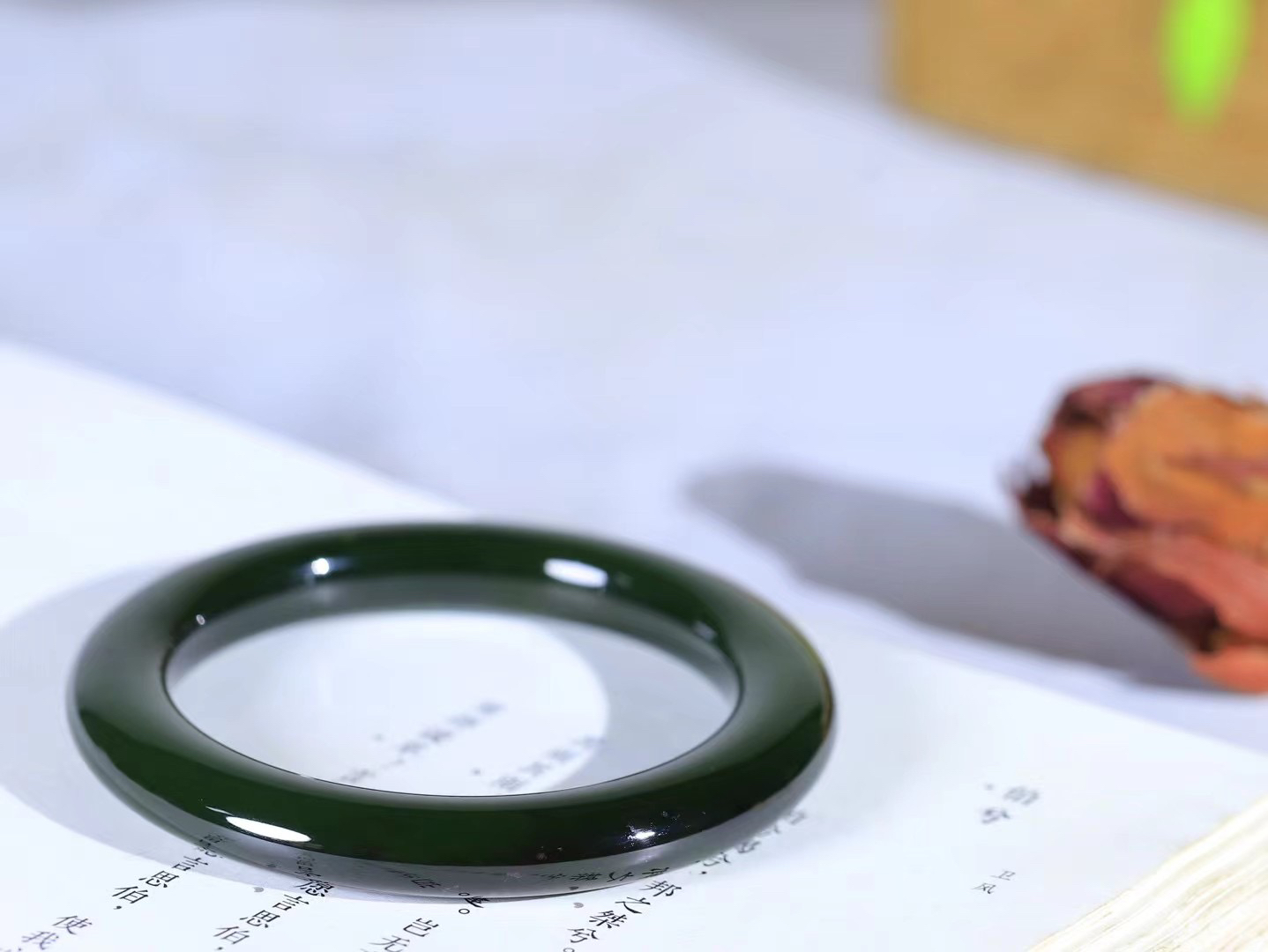 【碧色荡漾·手镯】

精品️和田玉碧玉手镯，玉质细腻温润，手感舒适，️线条流畅，简约大气，美