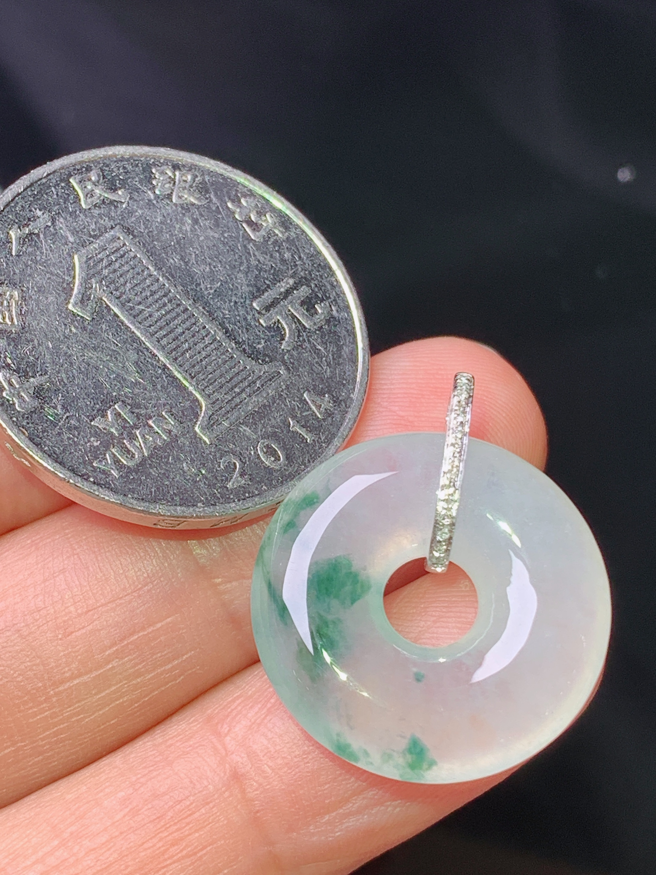 18k金钻镶嵌冰飘花平时环吊坠 玉质细腻 色泽艳丽清新 水润亮眼 整体尺寸23.8*20.2*5.3 m1