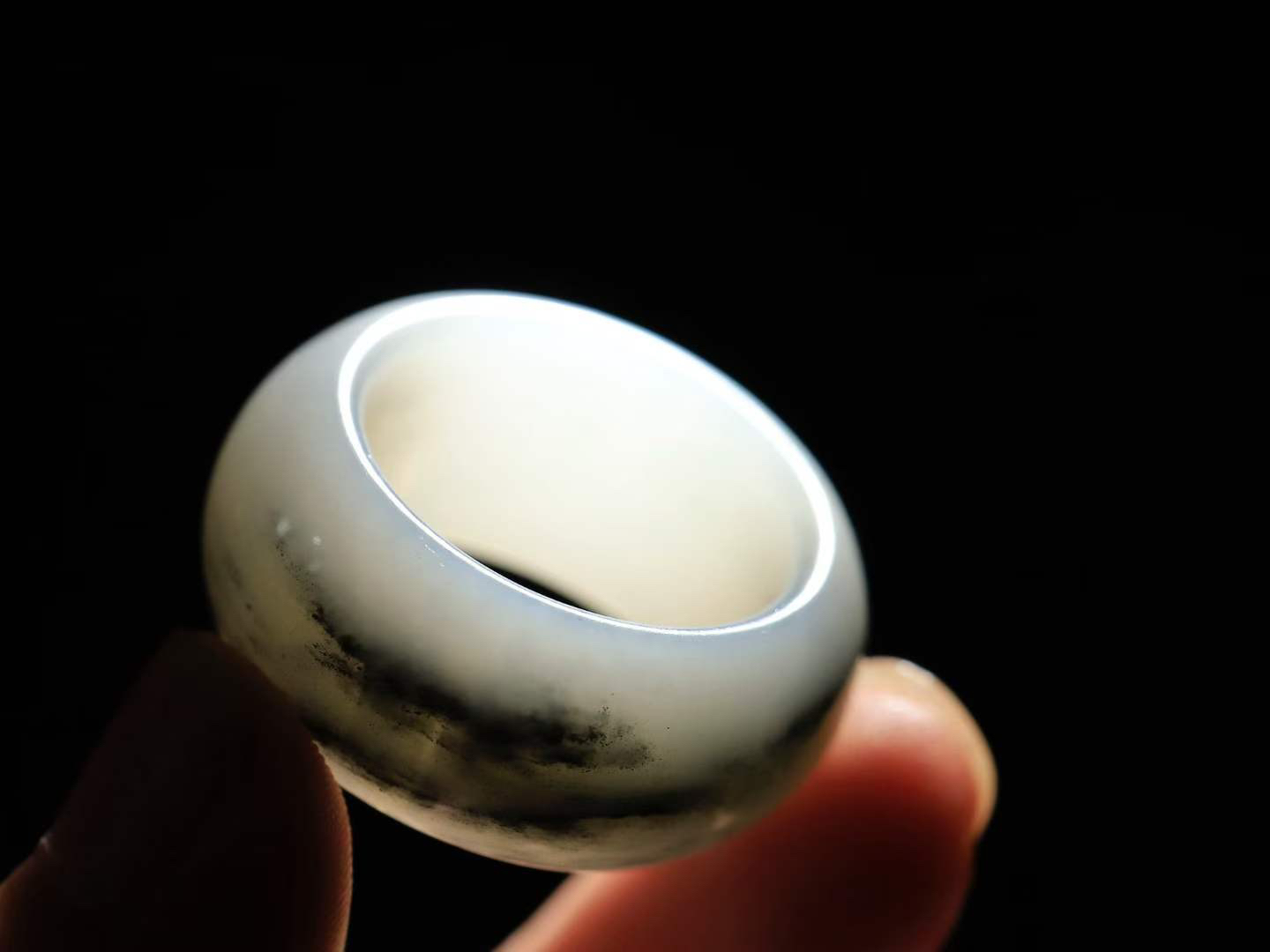 【玉见倾心.戒指】

精品和田玉青花戒指 玉质细腻温润，油性十足。几经花落去，无可奈流年。如果我是一株小菊花，那一定会开在你必经的路旁，努力绽放最美的花蕾，只为等待你惊鸿一瞥的温柔。重13.45克 尺寸21-13.6-5mm  7890980A