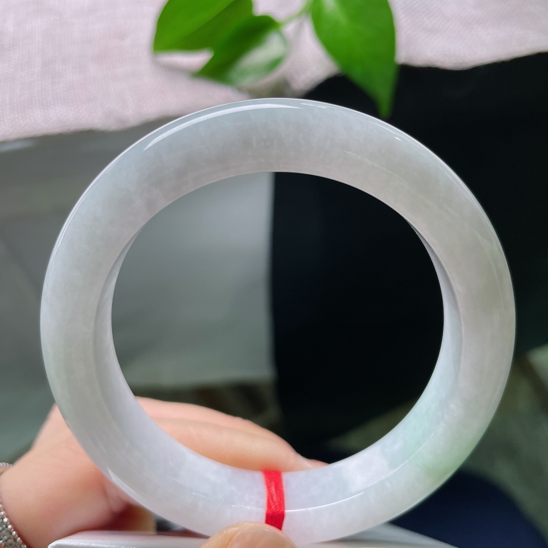 56.5/12.4/9.4，飘绿正圈，一点晶体，白为底、绿为韵，一抹翠色悄然晕开，简约之中藏着灵动生机。ss58782a