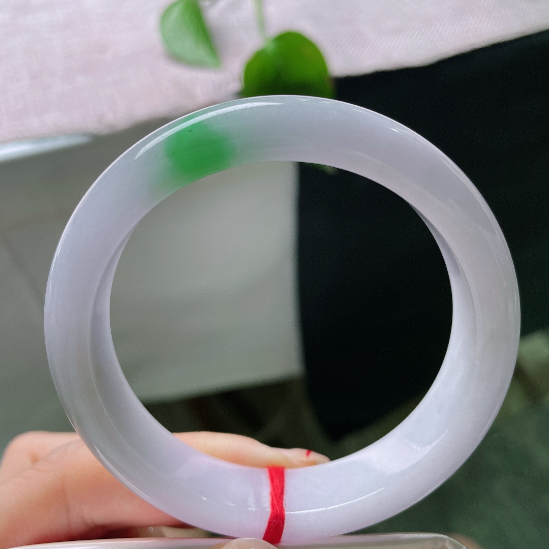57.8/13.5/8.4，飘绿正圈，晶体纹，素净底色配上一抹鲜翠，清雅不俗，简约又有韵味。ss58