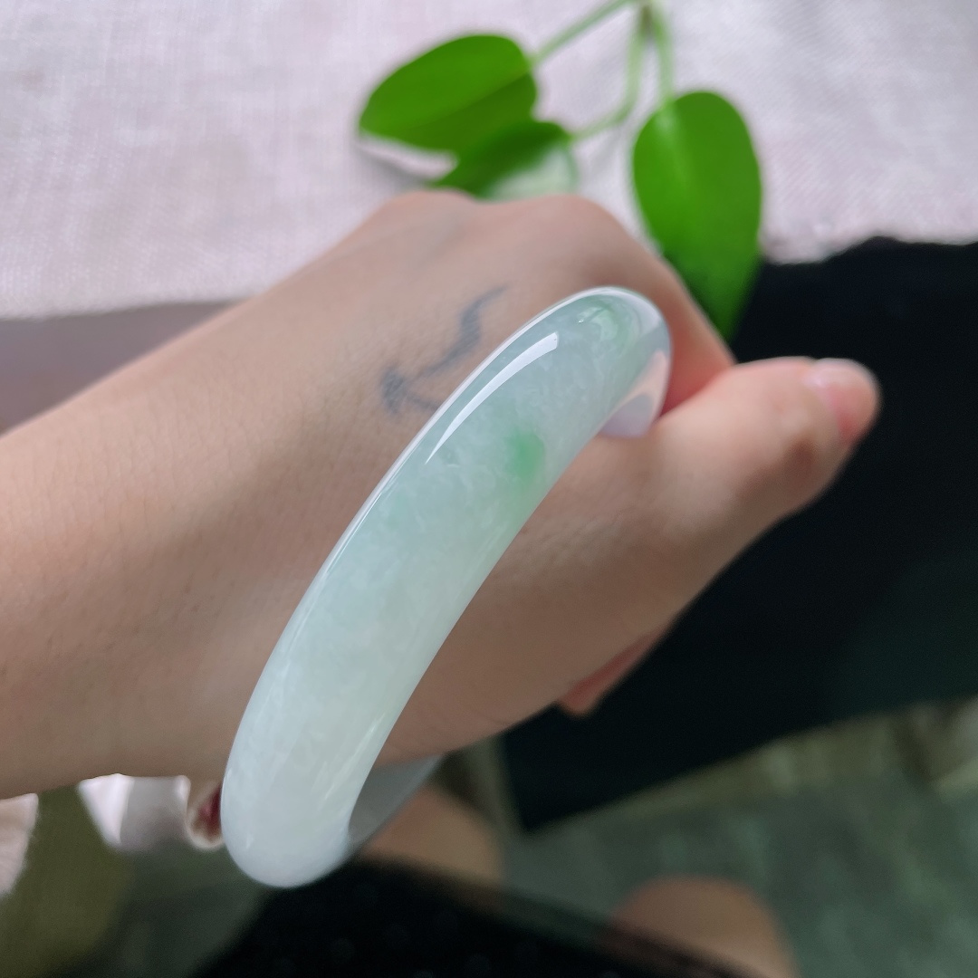53.2/11.6/8.8，春彩正圈，色线，浅底飘绿衬肤柔和，花色不繁杂，日常佩戴清爽耐看，自带灵气。ss58853a