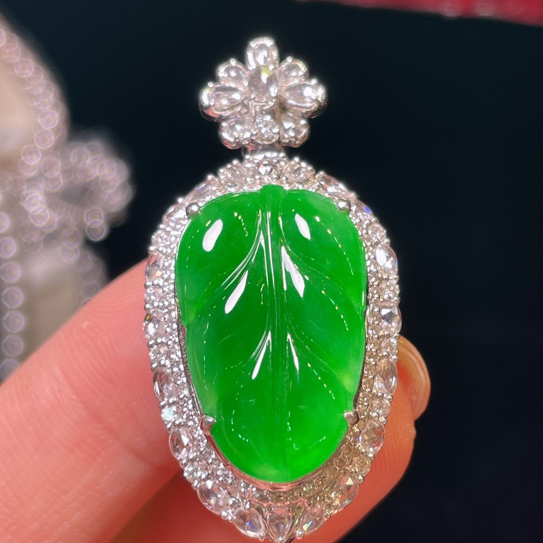 ️翡翠A货，叶子吊坠 阳绿满色，料子冰润细腻，种老起光， 18k金镶真钻，上身佩戴效果很好 尺寸