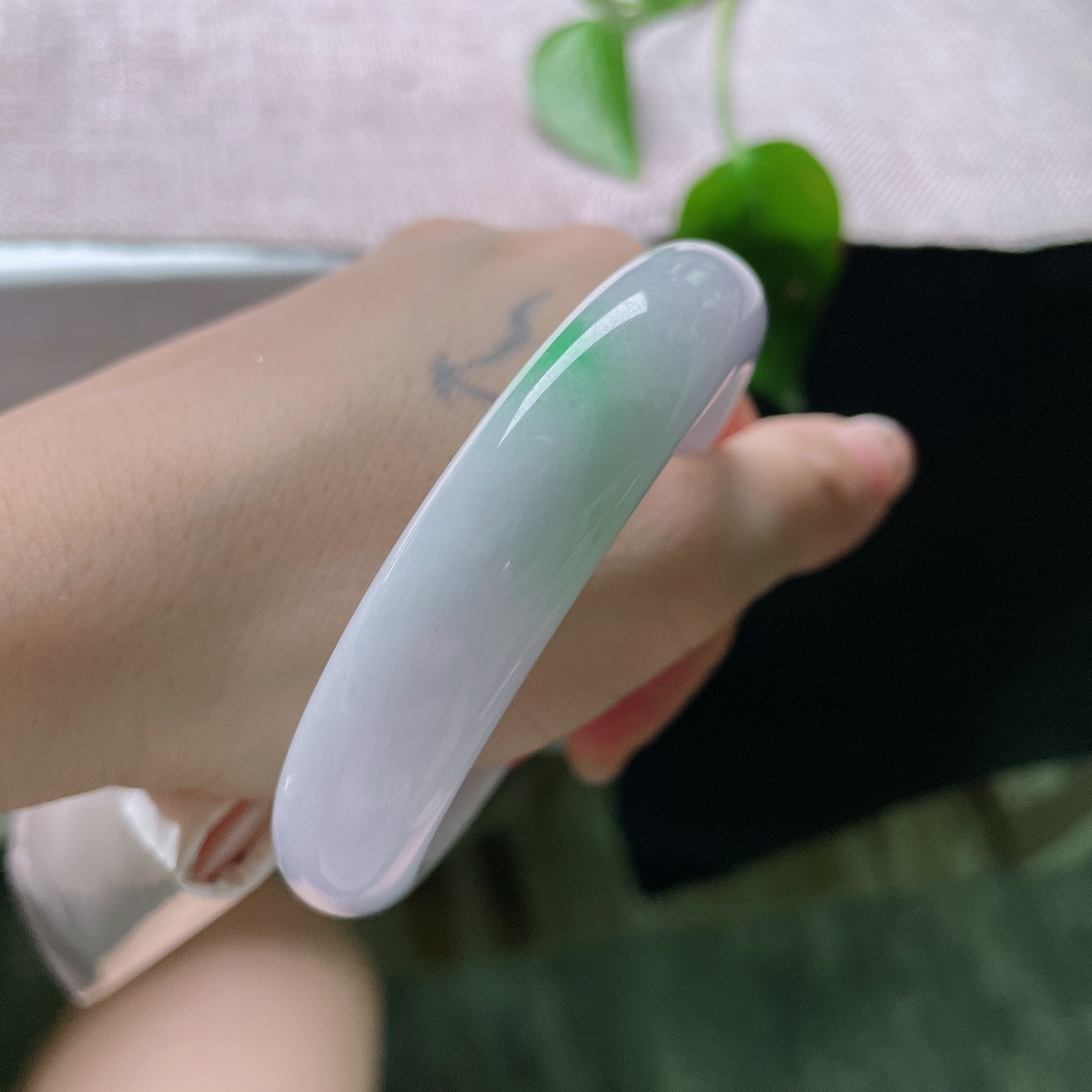 57.8/13.5/8.4，飘绿正圈，晶体纹，素净底色配上一抹鲜翠，清雅不俗，简约又有韵味。ss58939a