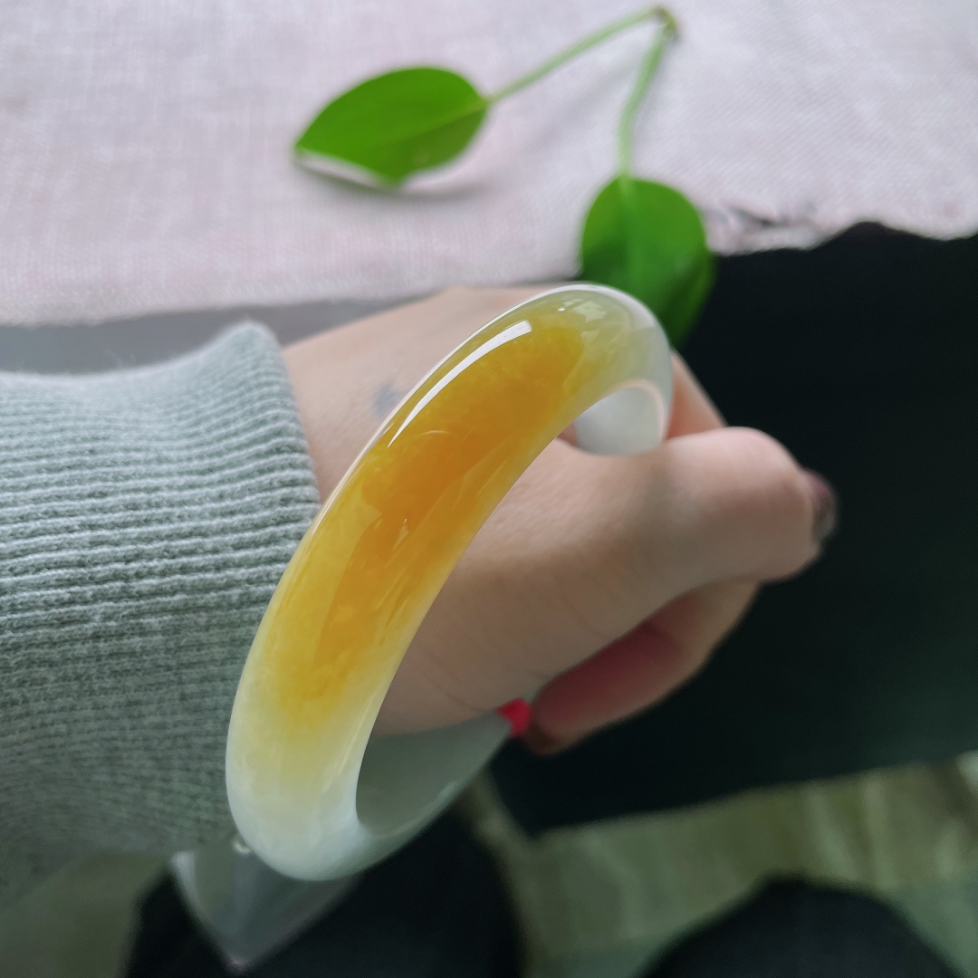 55.9/12.3/8.7，冰黄翡正圈，凝萃了秋阳的暖、清泉的透，是藏在玉石里的鎏金岁月。无裂，ss58992a