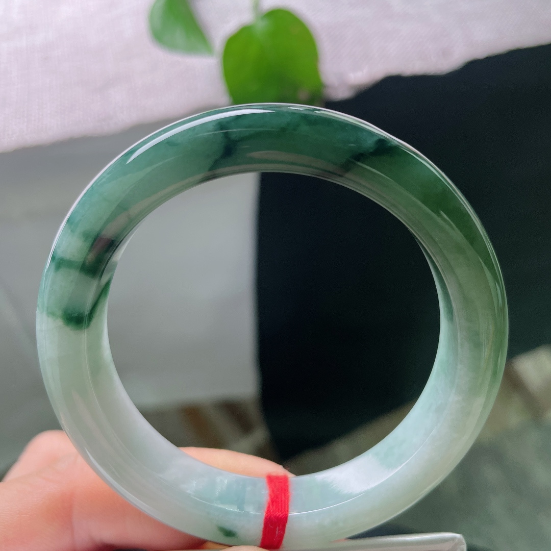 52.7/11.4/8.5，飘花正圈，晶体，一点皮纹，半圈墨翠晕染玉镯，由浅入浓自然过渡，恰似半山烟
