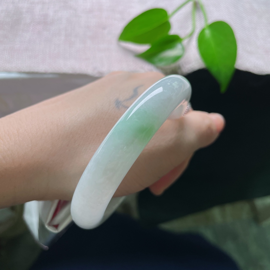 56.5/12.4/9.4，飘绿正圈，一点晶体，白为底、绿为韵，一抹翠色悄然晕开，简约之中藏着灵动生机。ss58782a