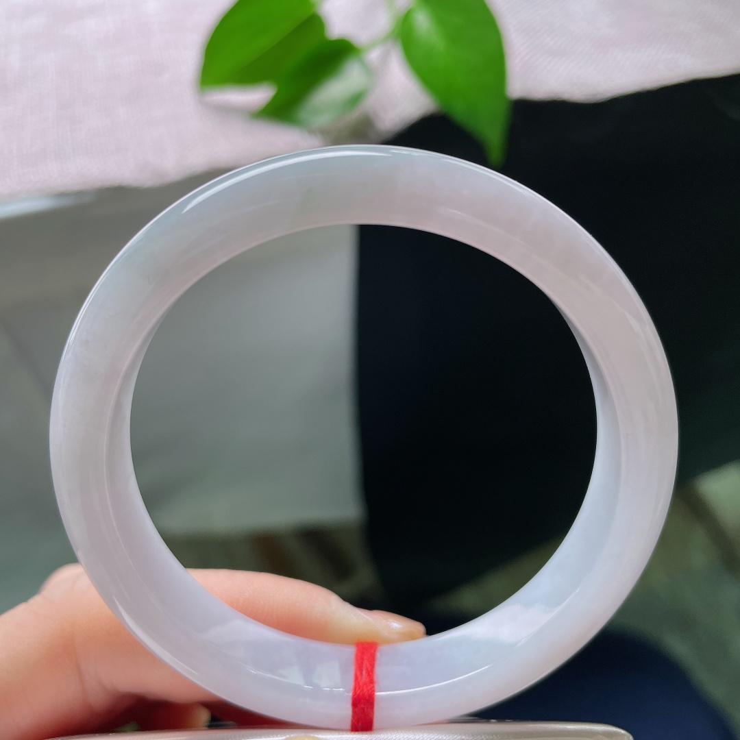 55/10.8/7.4，正圈，无裂，冰润白月光平安镯，玉质细腻莹透，素净玉底泛着柔和清润的柔光。ss