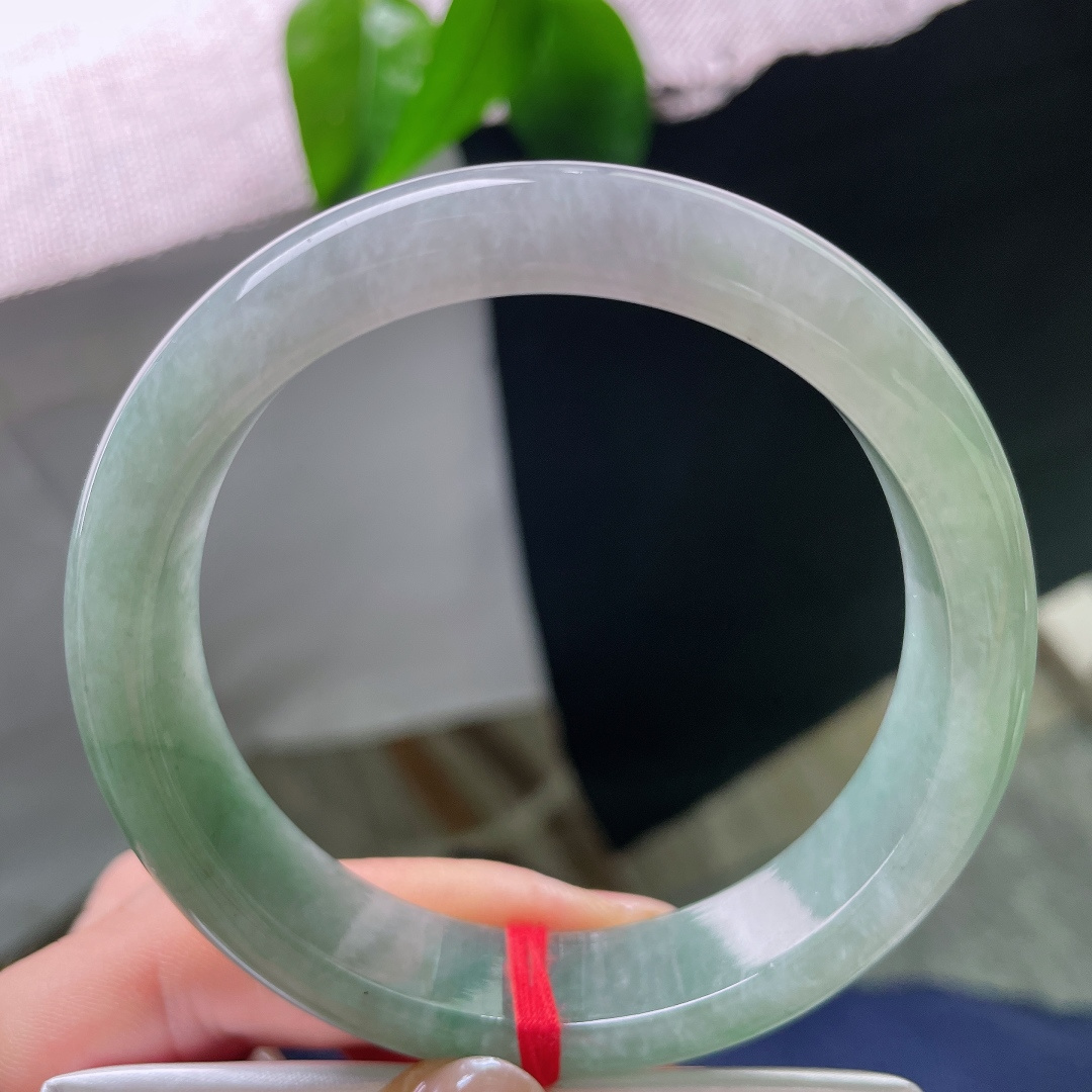 58.6/13.6/8.8，油青正圈，晶体，绿色由浅慢慢晕染开来，色调均匀柔和，没有浓烈艳感，温婉耐看。ss57745a