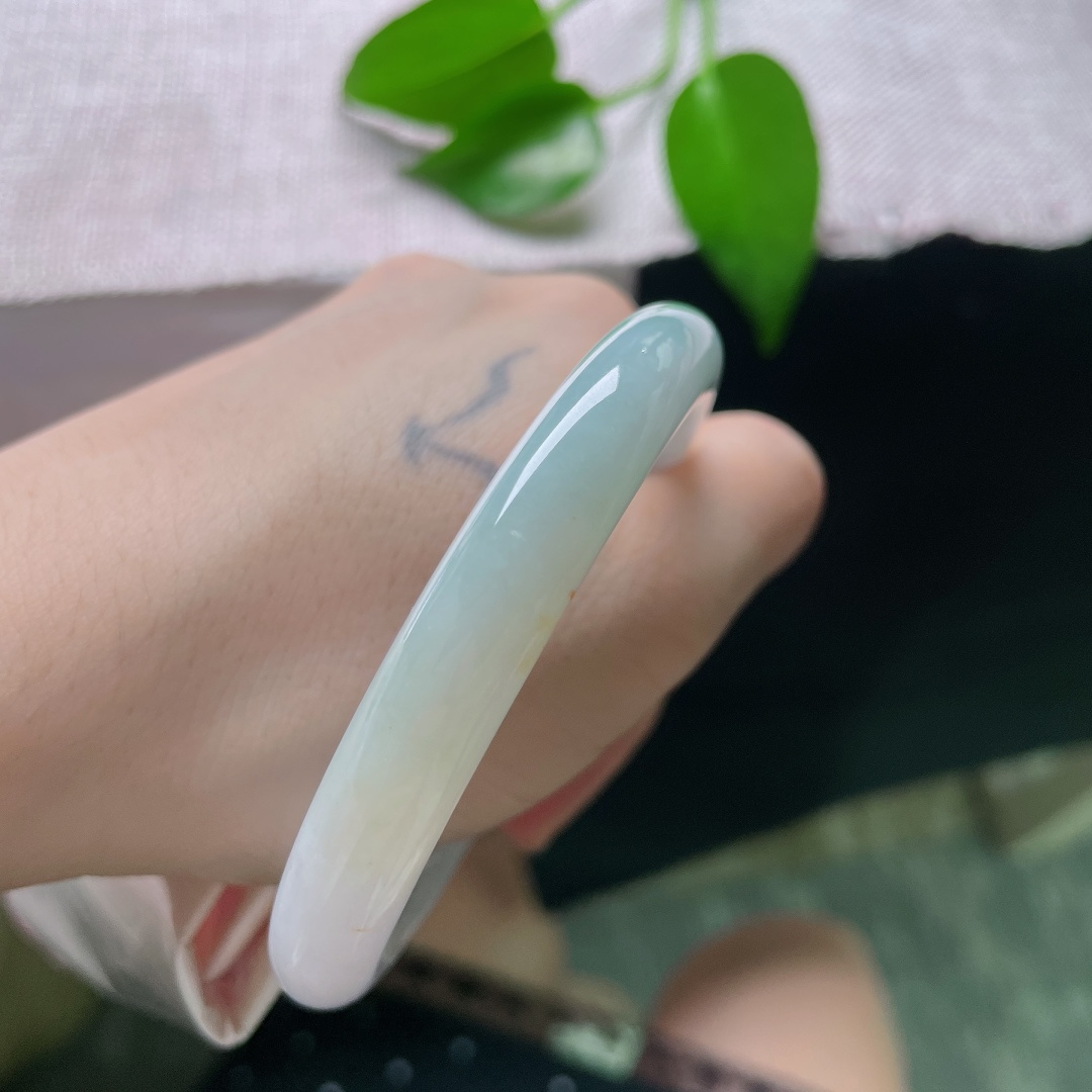 55.1/9.1，浅紫圆条，无裂，冰润洒金，浅白温润底质，几抹金黄洒落在镯身，灵动别致。ss58760a