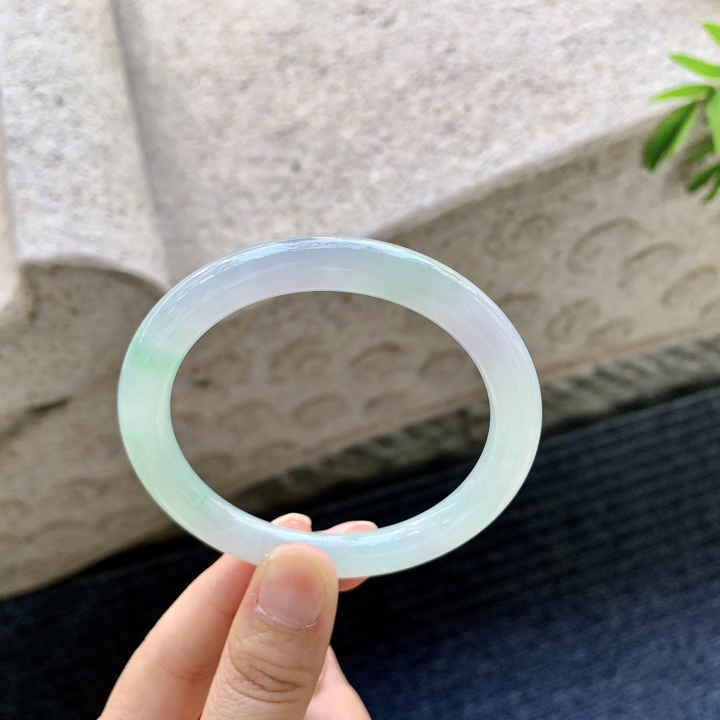 圆条55 56 圈口56.1/8/8.4 编码AD091303 糯冰飘绿，水润，种老，细腻，打灯有絮线