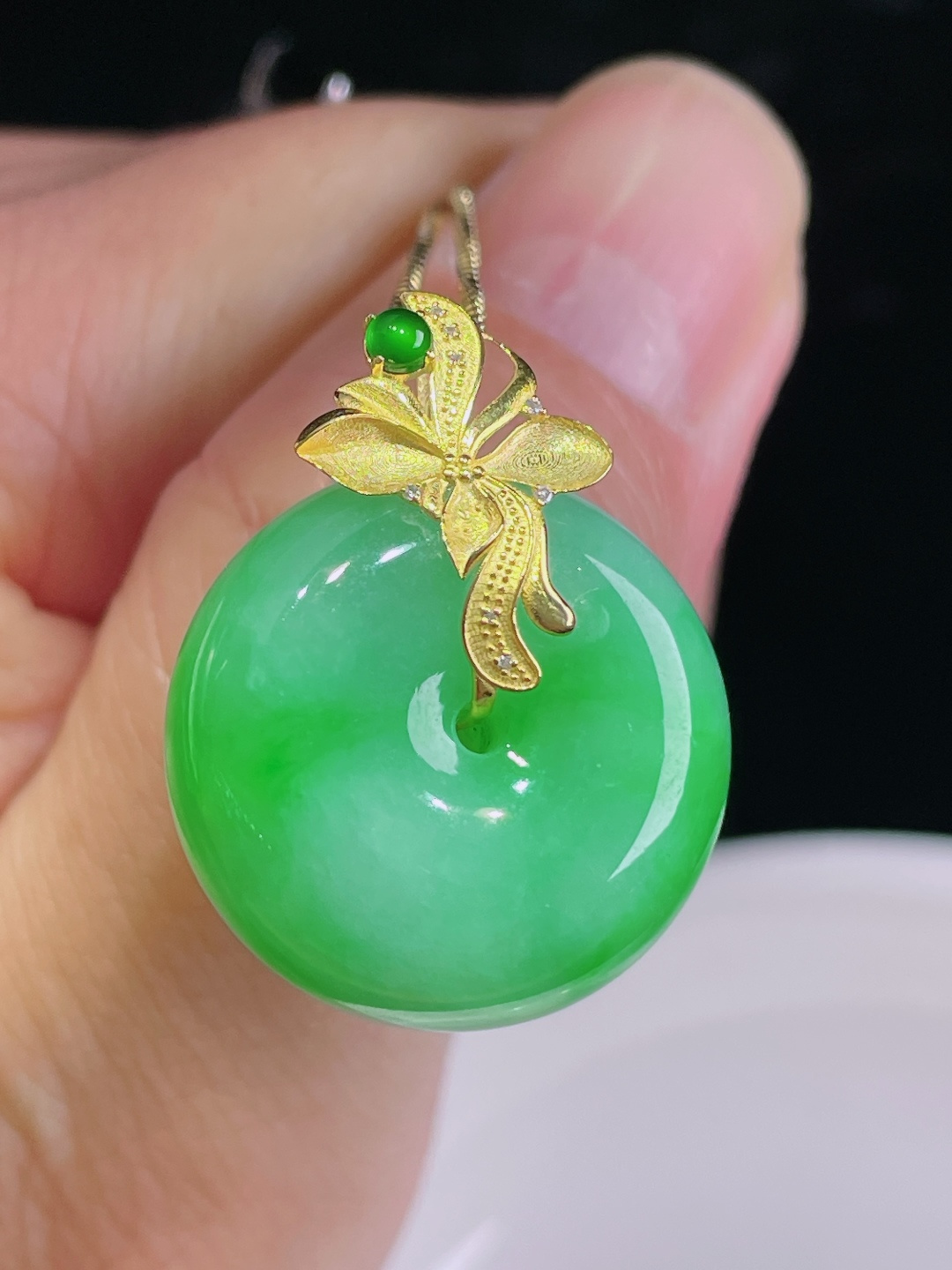 阳绿平安扣，18k镶嵌，老种起光，细底通透，尺寸：28裸石22/11.6mm0912