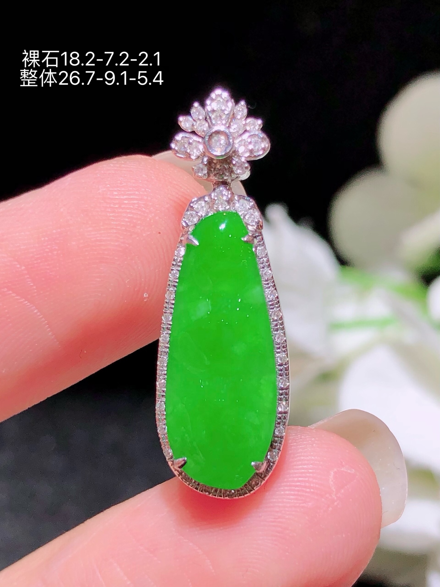 18K金镶 阳绿福豆吊坠 无裂 水润色艳 品相饱满 配送银链苹果拍摄，实物更好看，18.2-7.2-