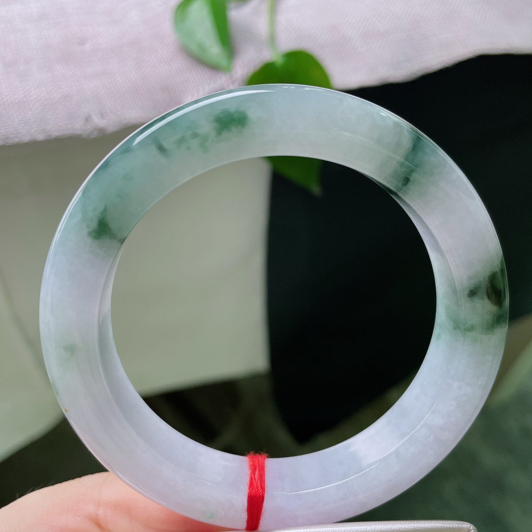 58.6/12.6/10.4，飘花正圈，有裂，浅紫凝玉，翠色半染，天然分段飘花自成风景，简约又别具韵
