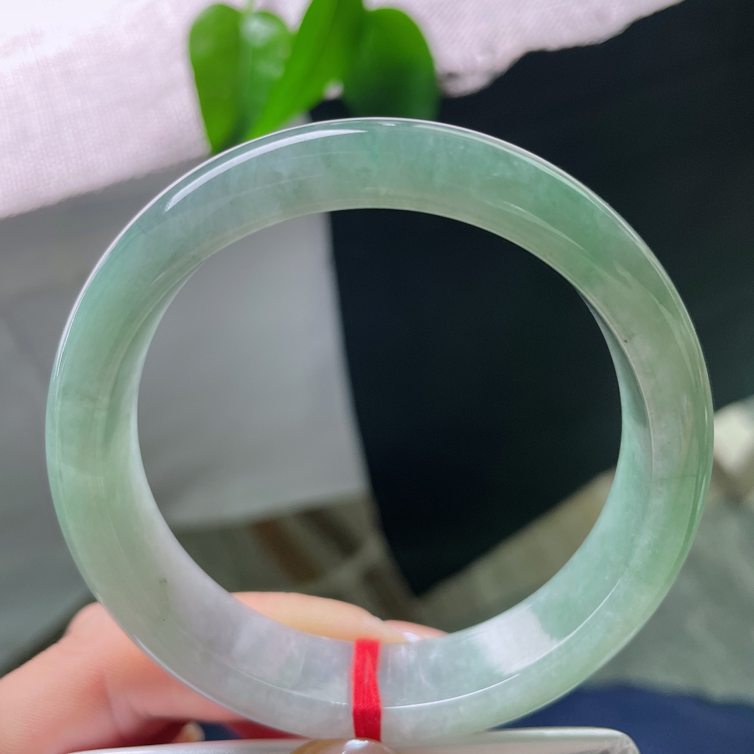 58.6/13.6/8.8，油青正圈，晶体，绿色由浅慢慢晕染开来，色调均匀柔和，没有浓烈艳感，温婉耐