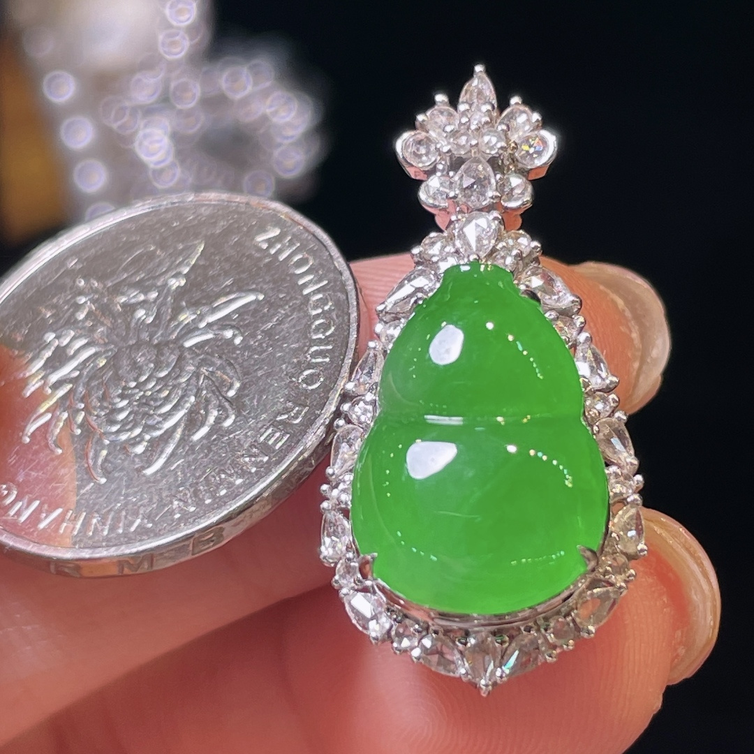 翡翠A货 葫芦吊坠 阳绿满色，料子冰润细腻，种老起光，18k金镶真钻，上身佩戴效果很好 整体29.5-14.6-10.3裸石15.5-17.5-3.2