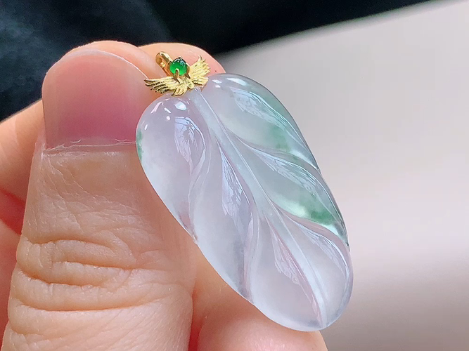 ️ 18K金伴钻叶子，无裂，尺寸33.6/29.3-18.0-3.8mm，包A附证书