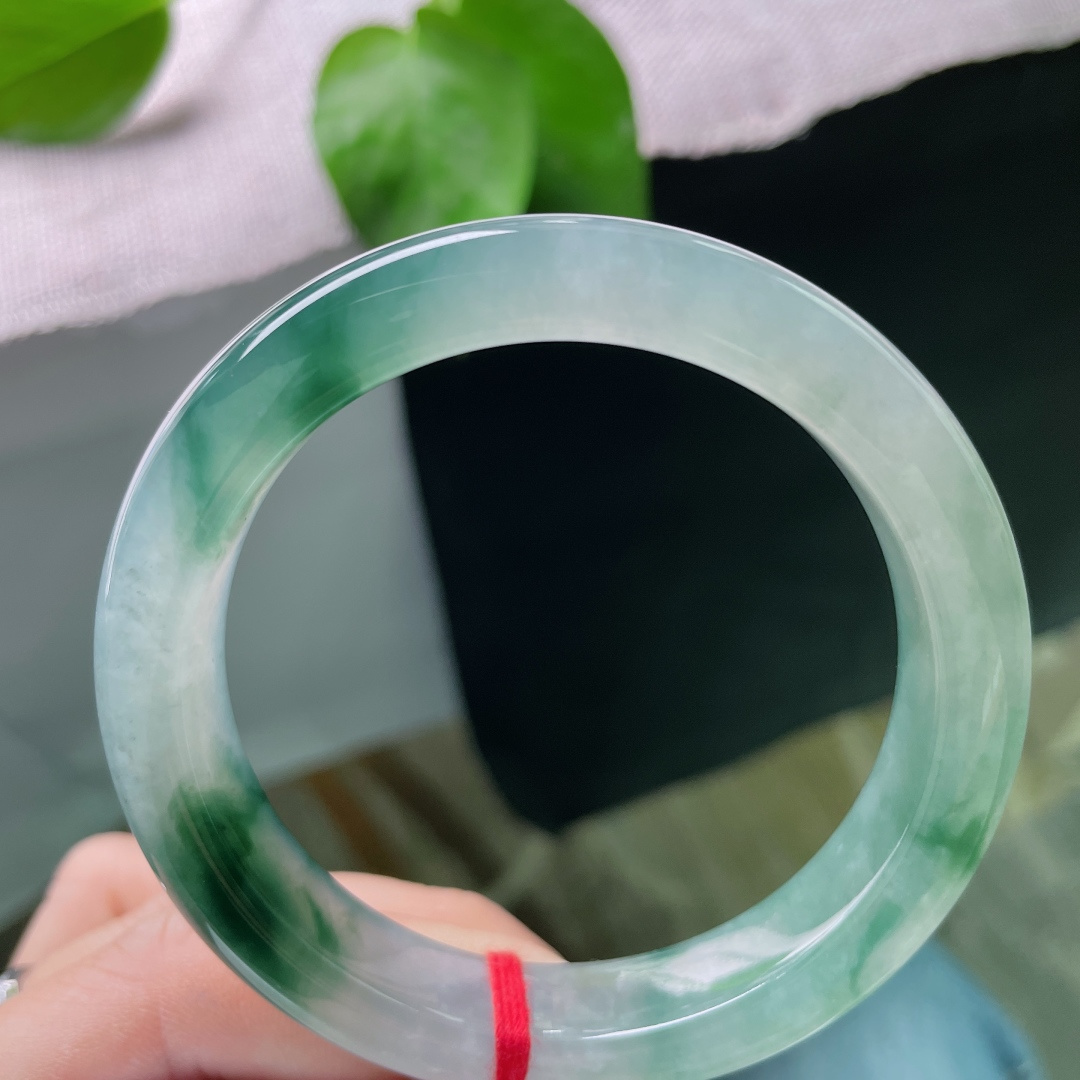56/11.9/8.7飘花正圈，冰润细腻，晶莹剔透的底子里，勾勒出云雾缭绕的山峦，婉间风景，无裂，ss58928a