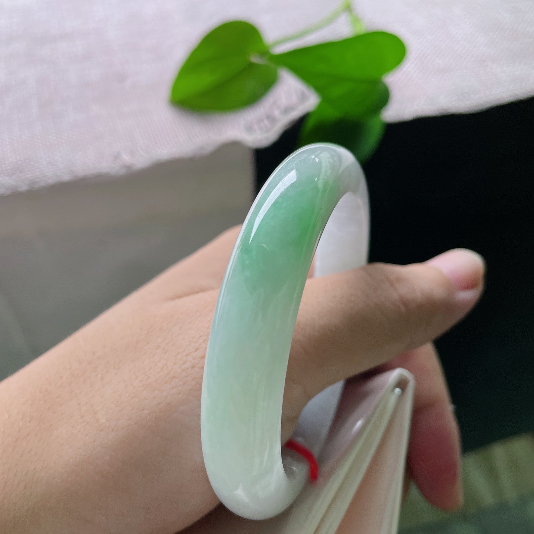 53.6/11.7/8.8，飘绿正圈，晶体纹，柔光漫过镯身，紫韵朦胧，翠影依稀，如观一幅淡墨浅染的春山画卷。ss58390a