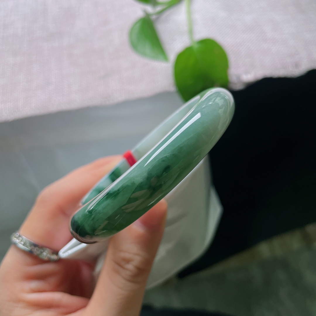 52.7/11.4/8.5，飘花正圈，晶体，一点皮纹，半圈墨翠晕染玉镯，由浅入浓自然过渡，恰似半山烟雨落于腕间，浓淡交织，自成一幅山水写意。ss58972a