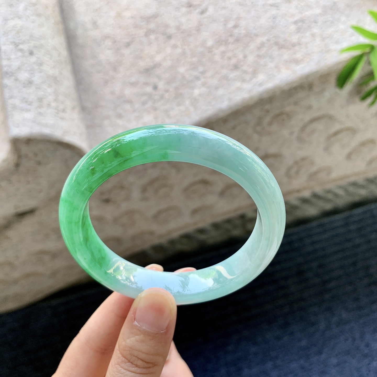正圈56 57 圈口57.6/12.2/8.5 编码WW091325 细糯飘辣绿，水润，种老，细腻，打灯有纹线