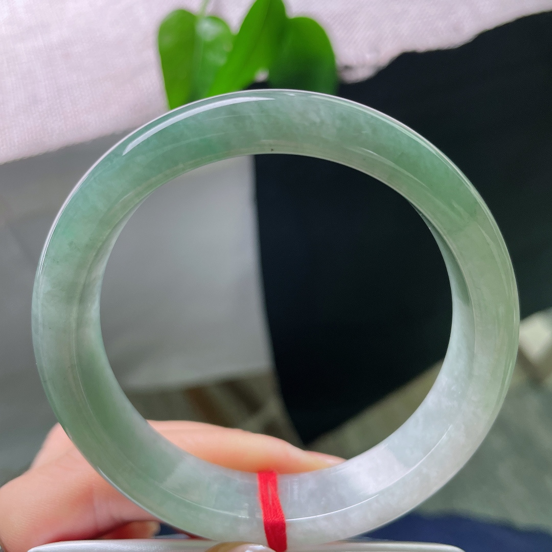 58.6/13.6/8.8，油青正圈，晶体，绿色由浅慢慢晕染开来，色调均匀柔和，没有浓烈艳感，温婉耐看。ss57745a
