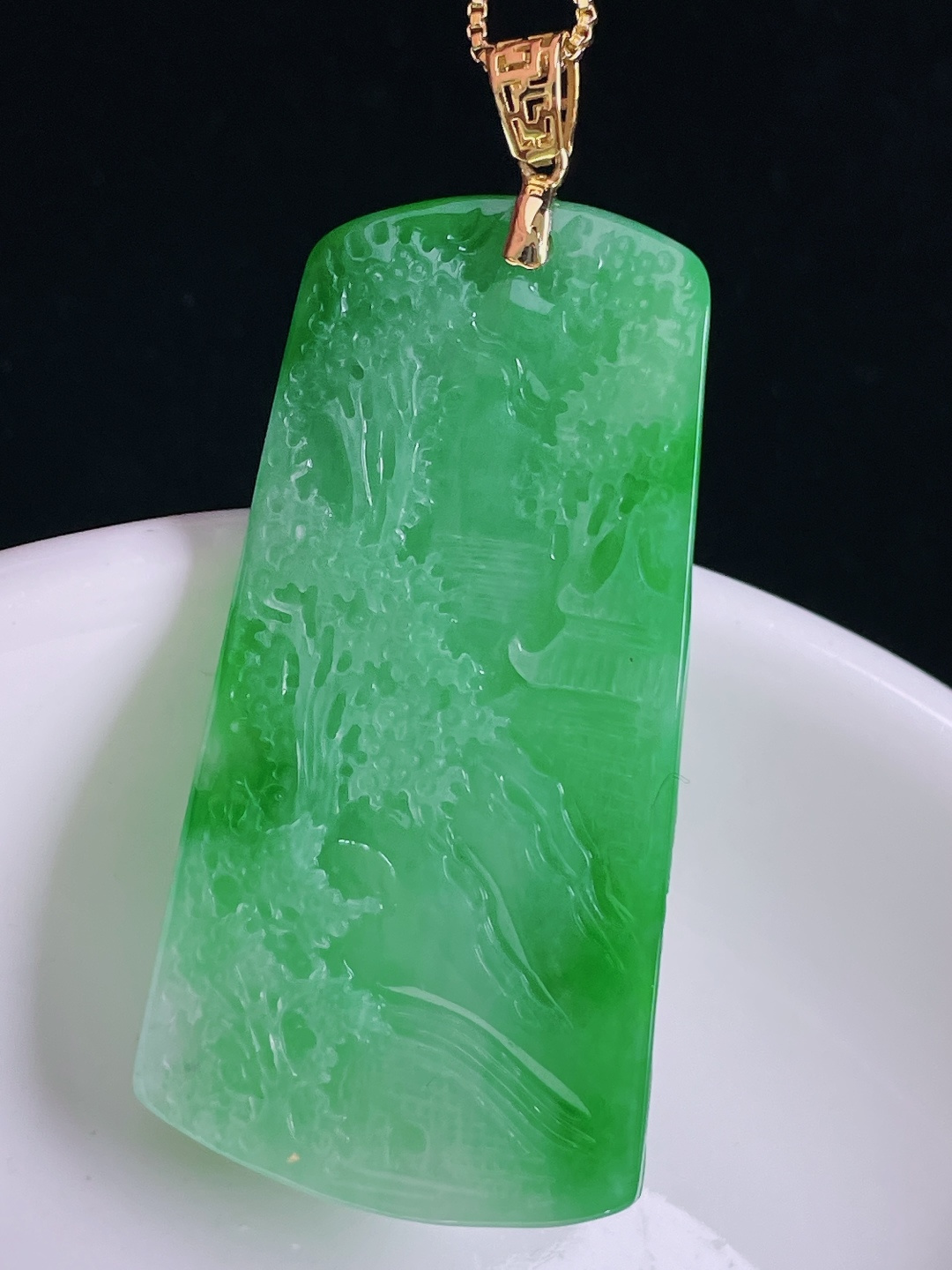 辣绿山水牌，老种起光，细底通透，尺寸：52.6裸石45.4/23.3/11.8mm0912