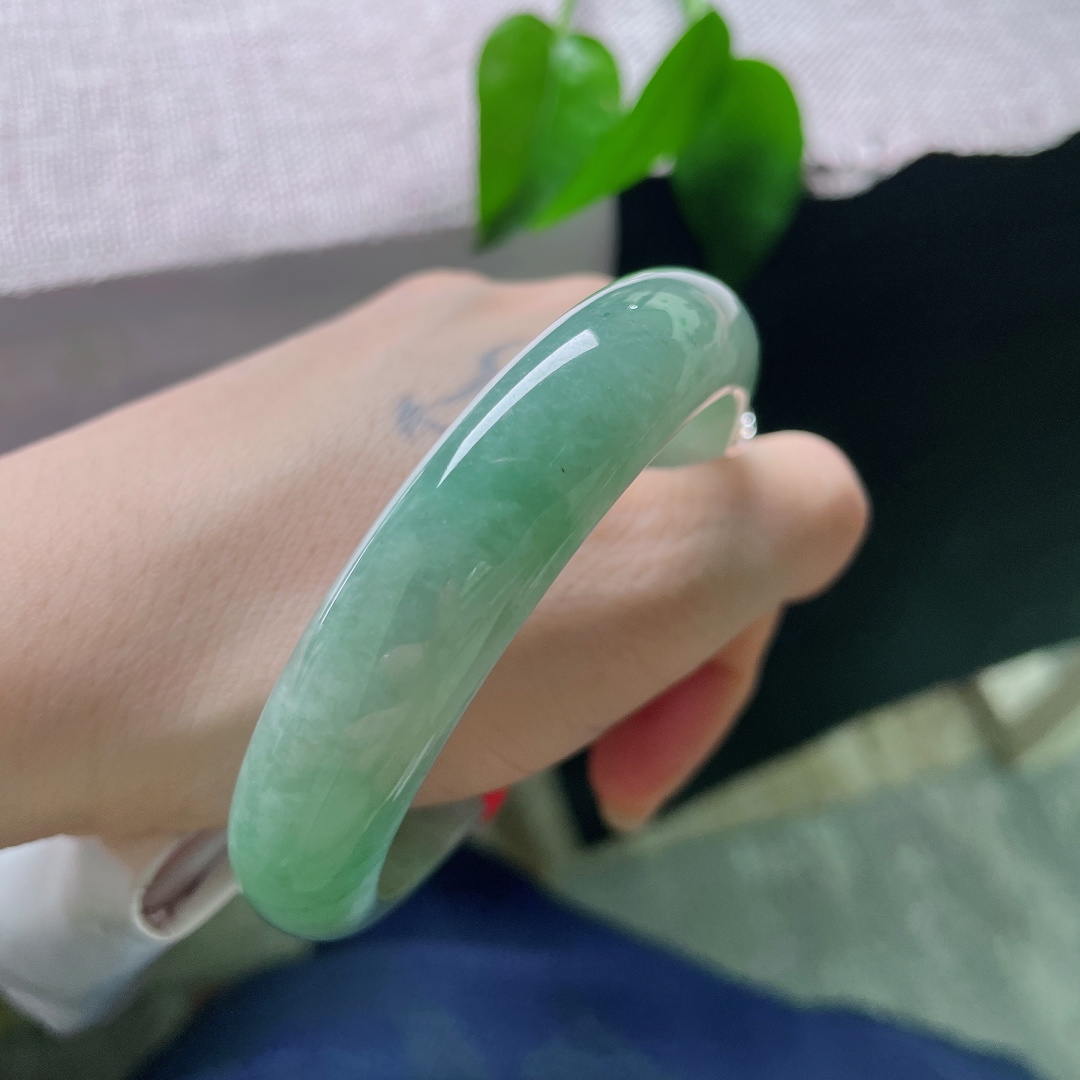 58.6/13.6/8.8，油青正圈，晶体，绿色由浅慢慢晕染开来，色调均匀柔和，没有浓烈艳感，温婉耐看。ss57745a