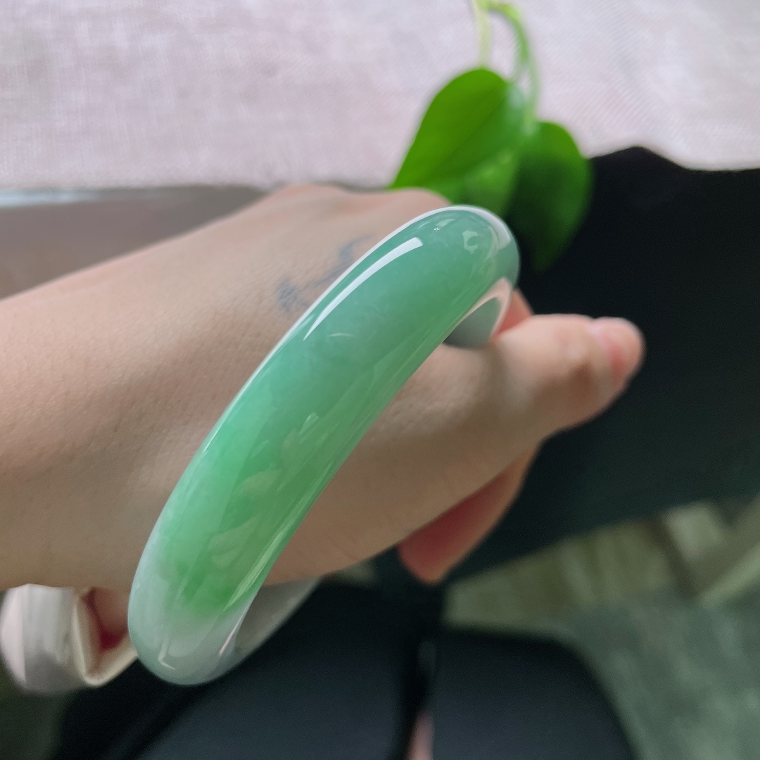 56.4/12.7/9.0，绿底正圈，无裂，朦胧紫底托着一抹青绿，质感莹润，双色层次丰富灵动又温柔。ss58671a