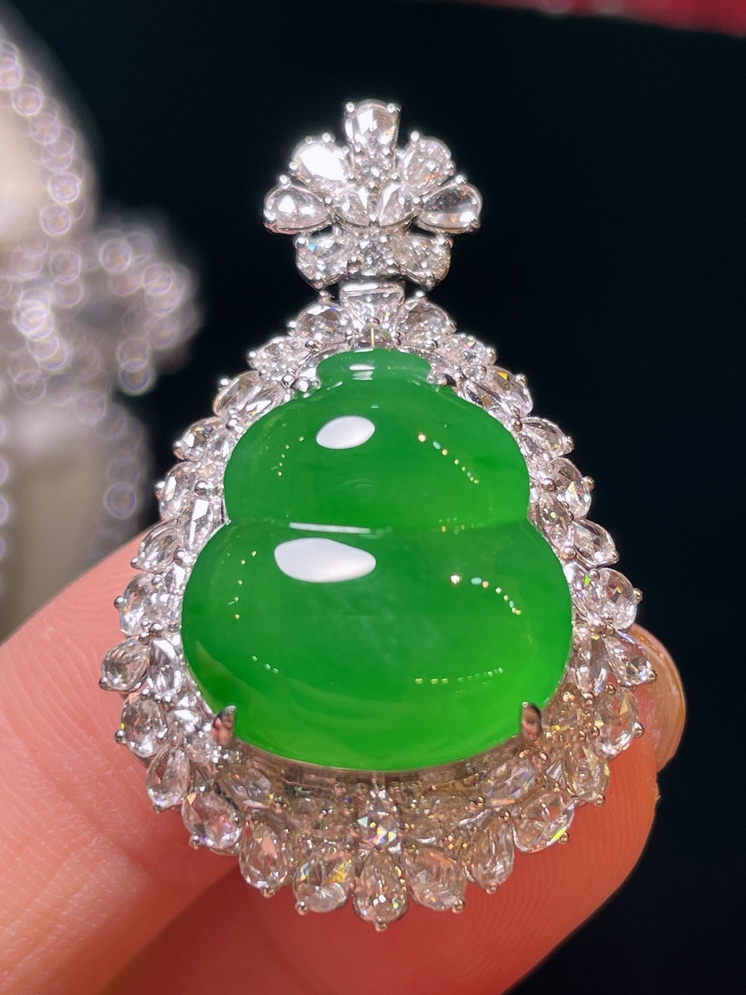 翡翠A货 葫芦吊坠 阳绿满色，料子冰润细腻，种老起光， 18k金镶真钻，上身佩戴效果很好 整体38