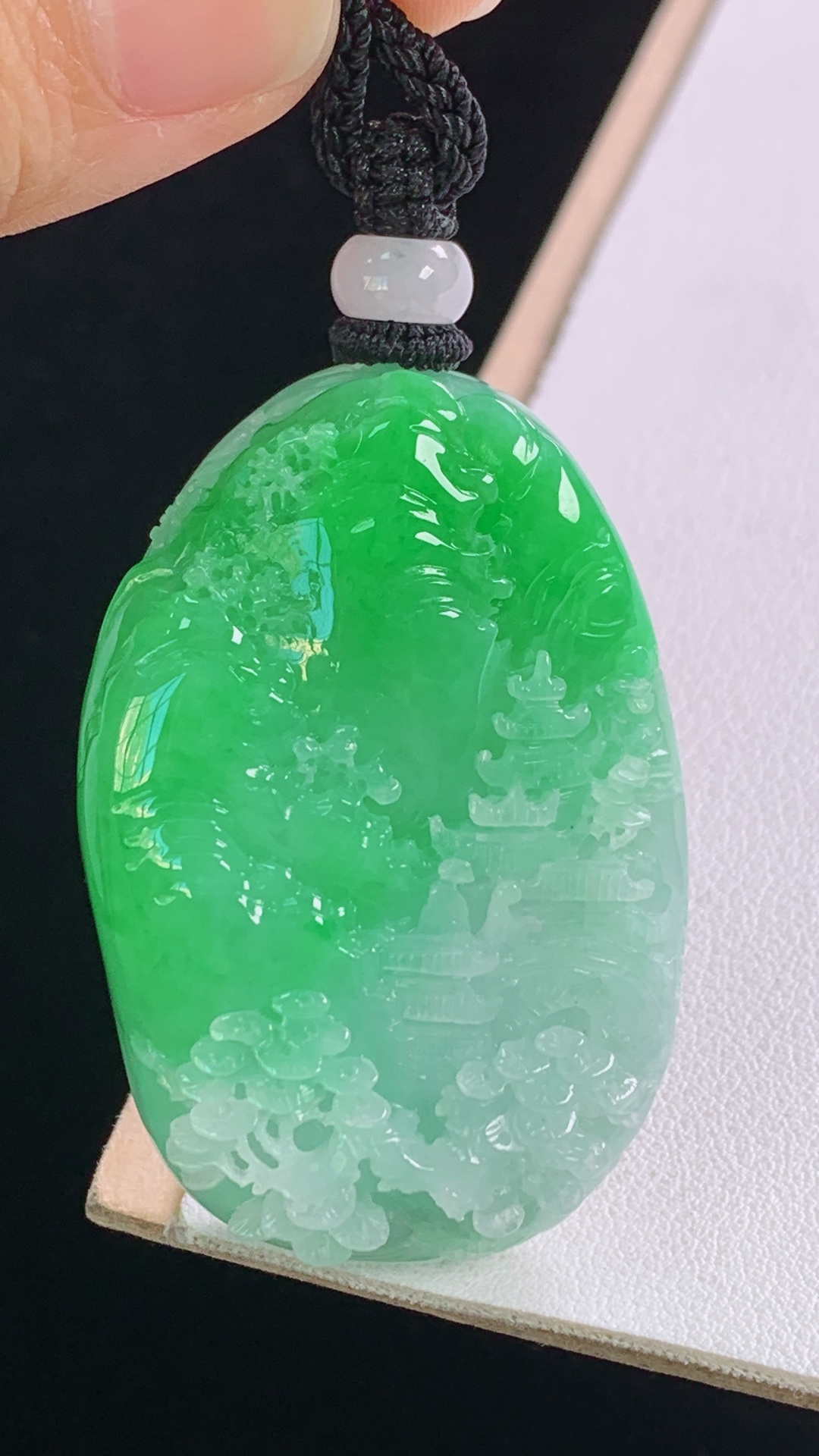 阳绿山水牌，色泽明艳，底子细腻，无裂，尺寸:48.7-32.6-14.2mm 10