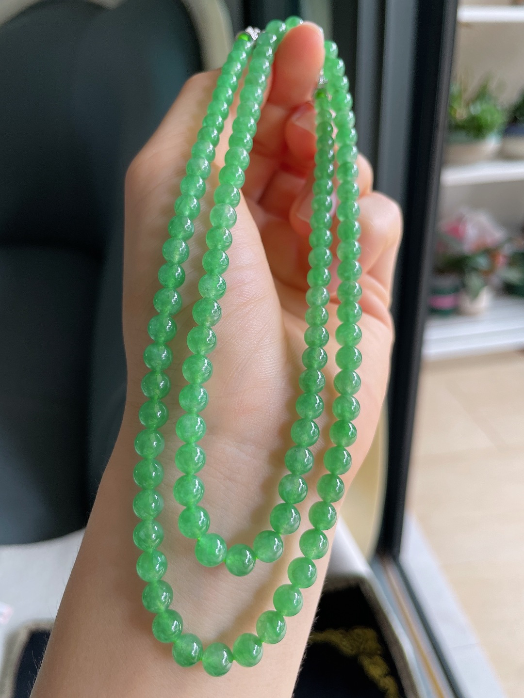 缅甸天然翡翠A货，冰满绿项链，尺寸：5.5mm108颗。【编4536】