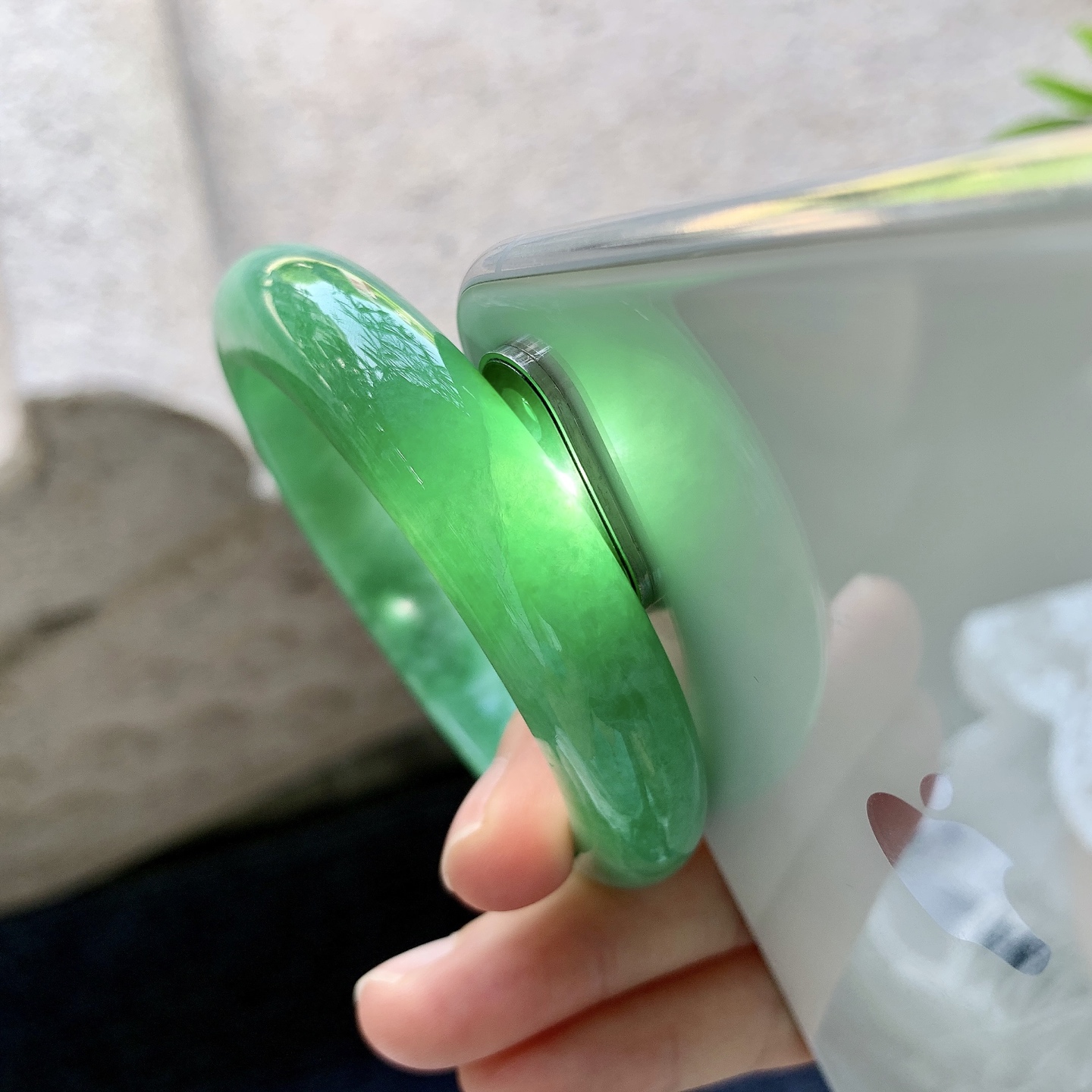 正圈52 53 圈口53/12/8.7 编码W6091318 满绿，水润，种老，细腻，有纹线