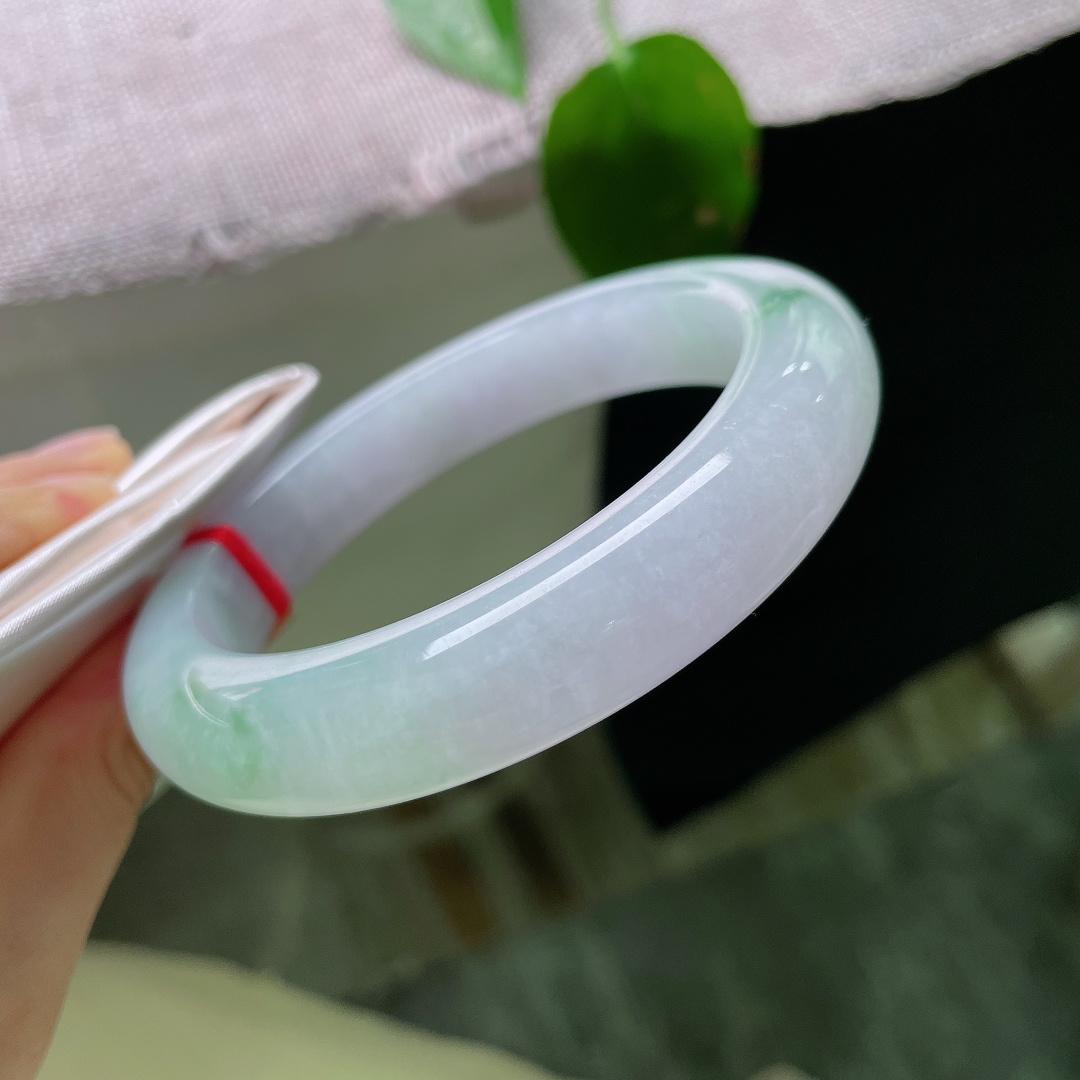 58.8/12.6/10，紫底飘花，横裂，淡雅紫底萦绕清新绿花，一镯兼得双色温柔，衬出独有的东方雅致。ss58907a