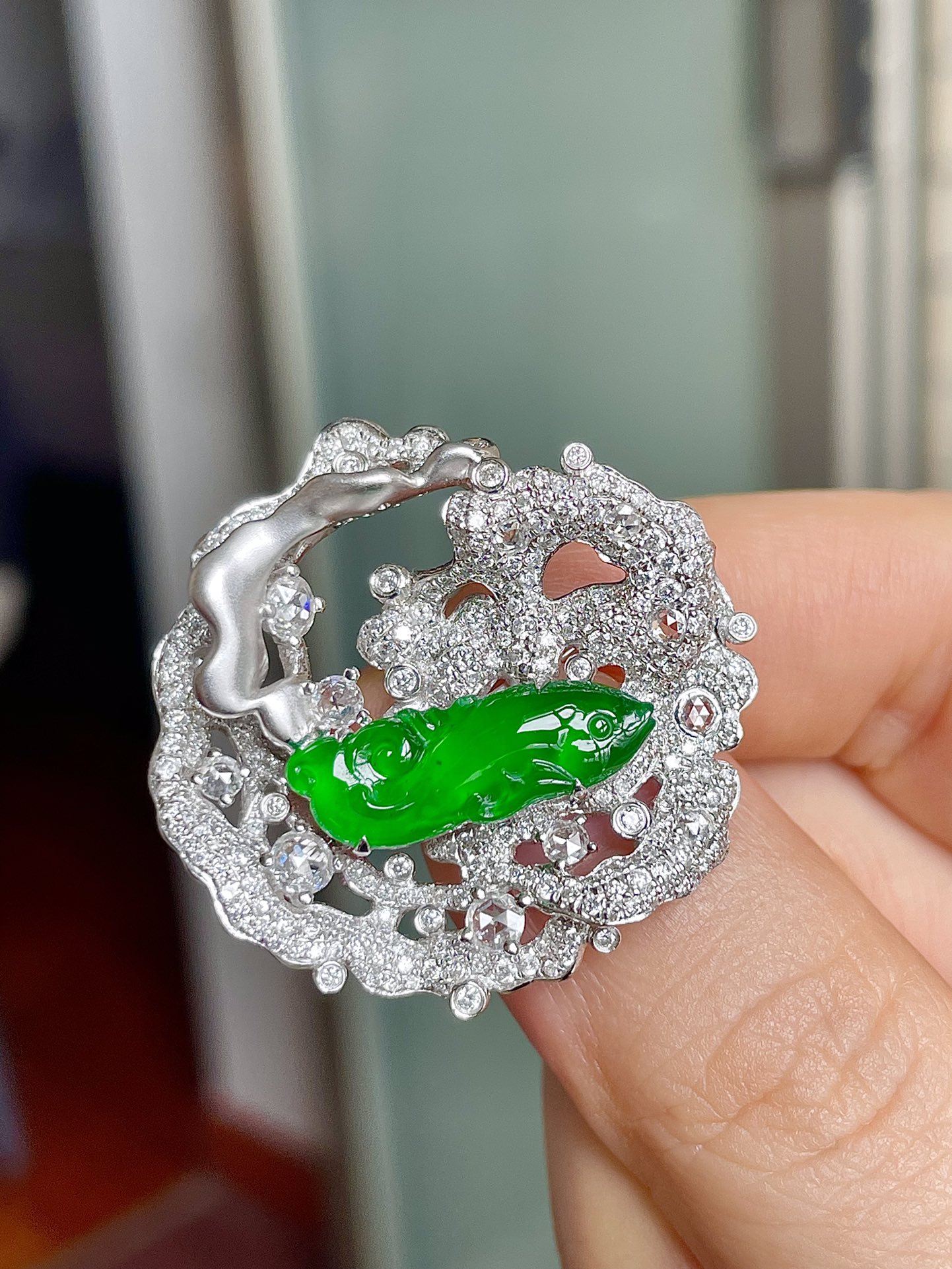 ️缅甸玻璃种帝王绿鱼儿吊坠胸针，如鱼得水，色辣水润，饱满无裂，裸石19/6.4/4-整体31.3/31.2/7.6编码1119我爱祖国