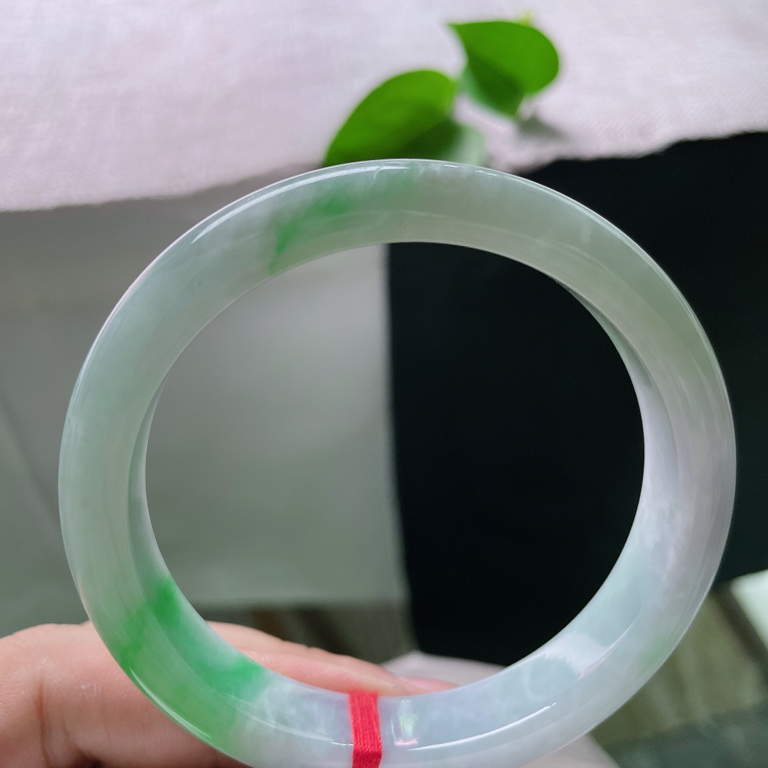 59.1/11.5/8.6，飘绿正圈，晶体，素玉衬鲜翠落于腕间，一抹晴绿漾开万般温婉动人，ss58942a