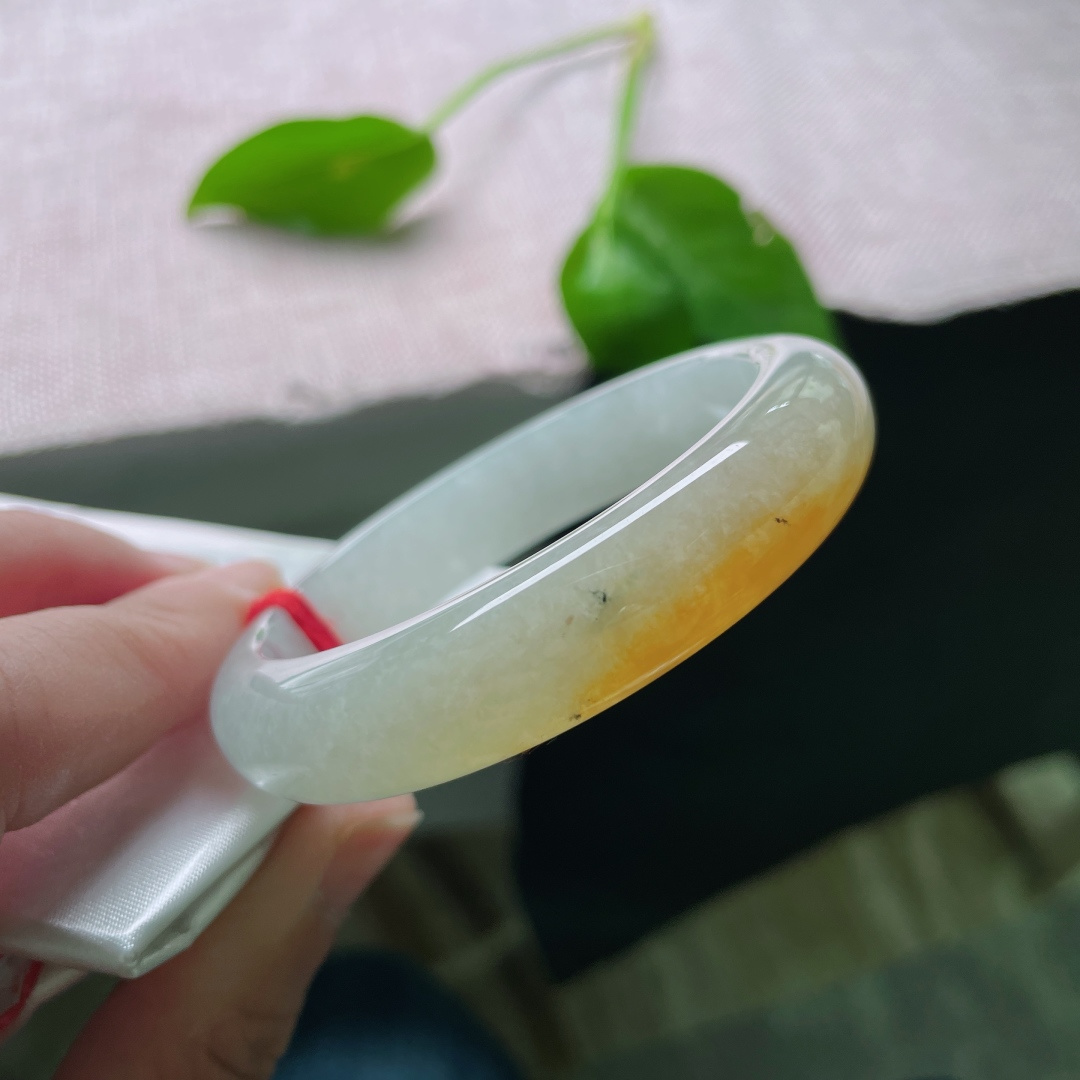 52.6/12.4/7.8黄翡正圈，金辉凝玉，一镯一温柔。上手自带氛围感。洒乌鸡，无裂 ss58893a