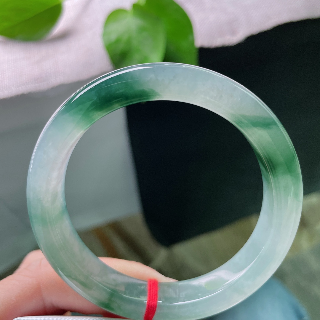 56/11.9/8.7飘花正圈，冰润细腻，晶莹剔透的底子里，勾勒出云雾缭绕的山峦，婉间风景，无裂，s