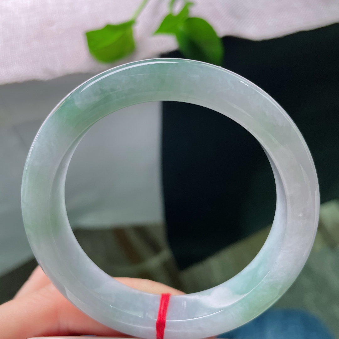 56.7/12.7/9，淡绿底正圈，飘色点缀，别有韵味，水润细腻，低调美，无裂，ss58951a