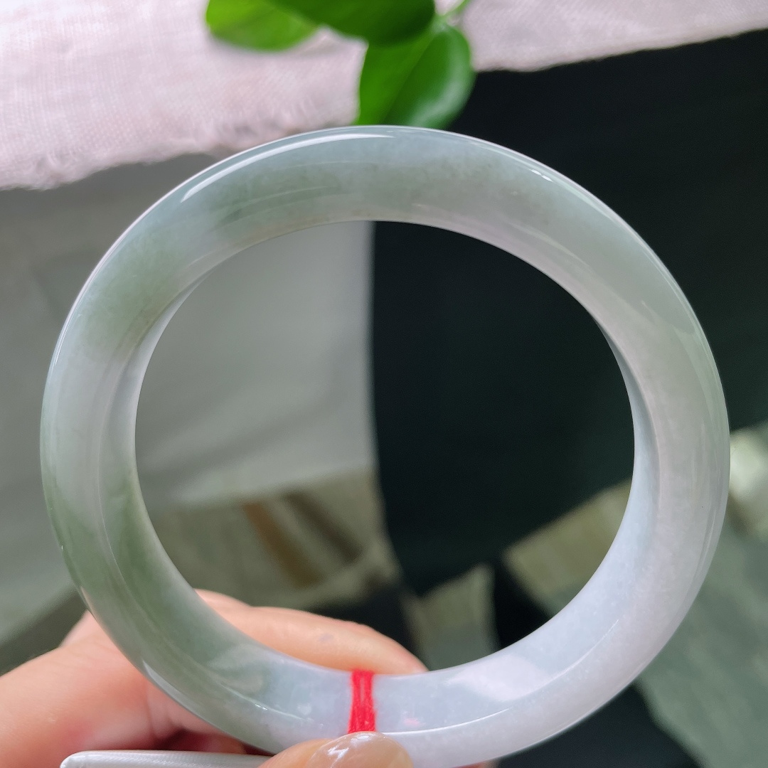 59/12.6/8.5，油青正圈，无裂，半镯素白清浅，半镯翠色沉沉，由浅入深缓缓晕开，好似青山临水，意境悠远沉静。ss57906a