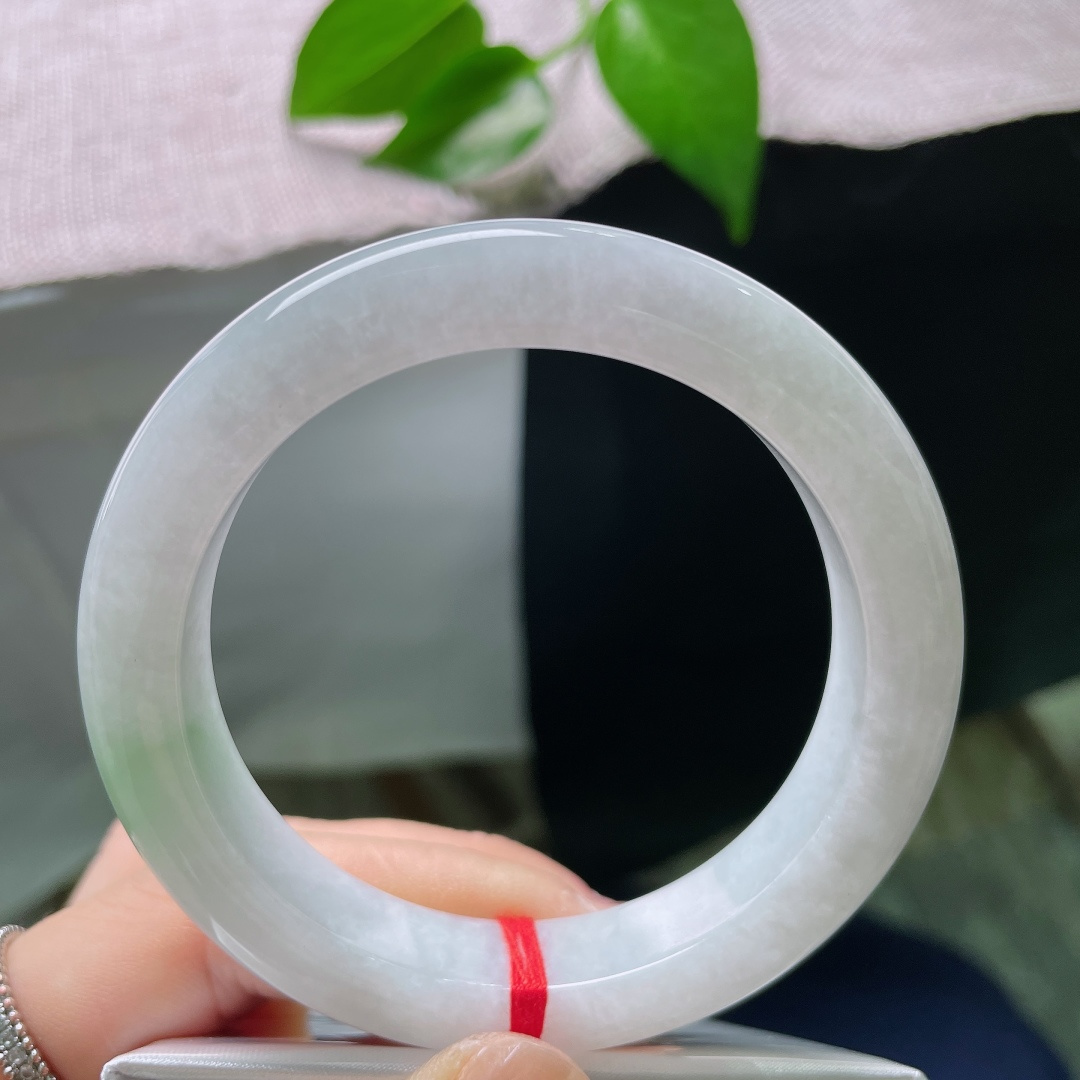 56.5/12.4/9.4，飘绿正圈，一点晶体，白为底、绿为韵，一抹翠色悄然晕开，简约之中藏着灵动生机。ss58782a