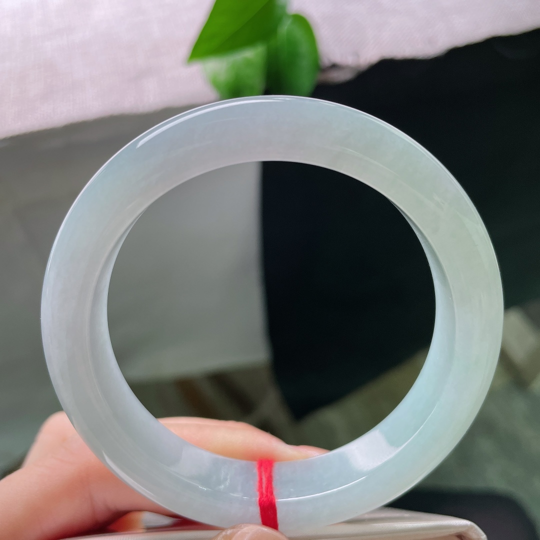 56.6/12.6/8.9，蓝底正圈，一点色线。通体清润晴水色调，玉质冰透细腻，自带盈盈水光。ss58719a