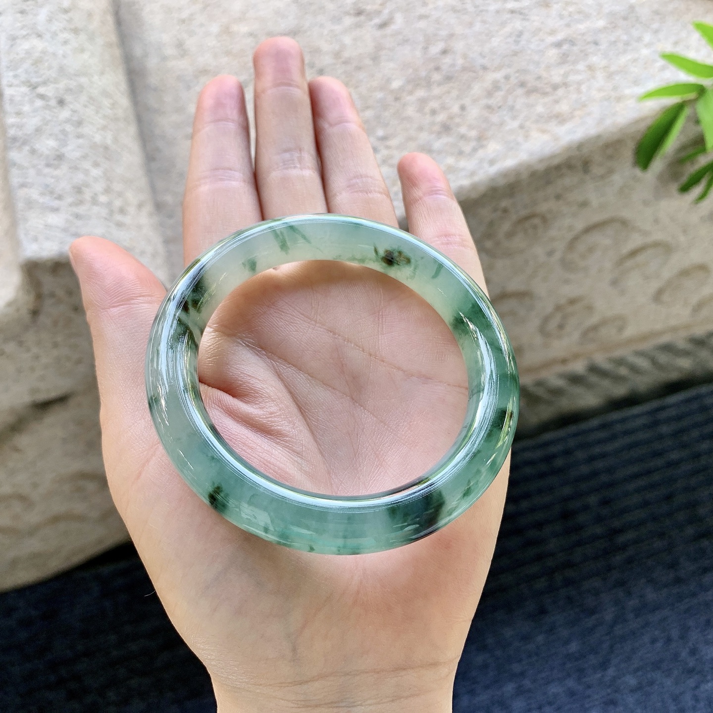 圆条53 54 圈口54.6/10.6/10 编码GL091339 冰糯飘花，水润，种老，细腻，打灯有纹线