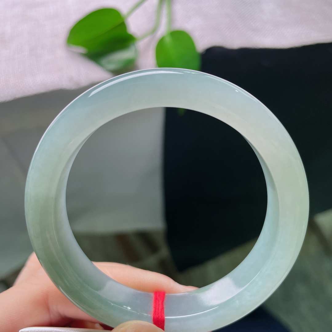 53.2/12/8.3，绿底正圈，无裂，种水莹润起柔光，色调均匀雅致，圆润圆条版型，上手温婉显贵。ss58716a
