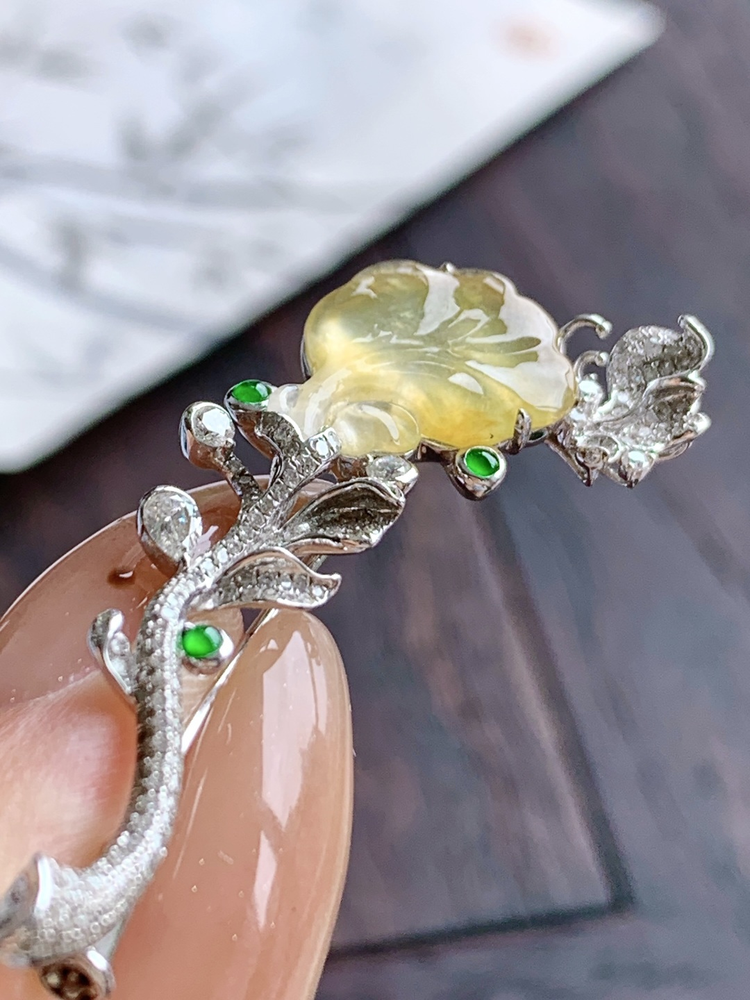 设计款冰种黄翡花朵两用款（吊坠  胸针） 18k金镶嵌 无裂 性比高 48-15.5-5.2 15.6-11.6-2.3 6.7克