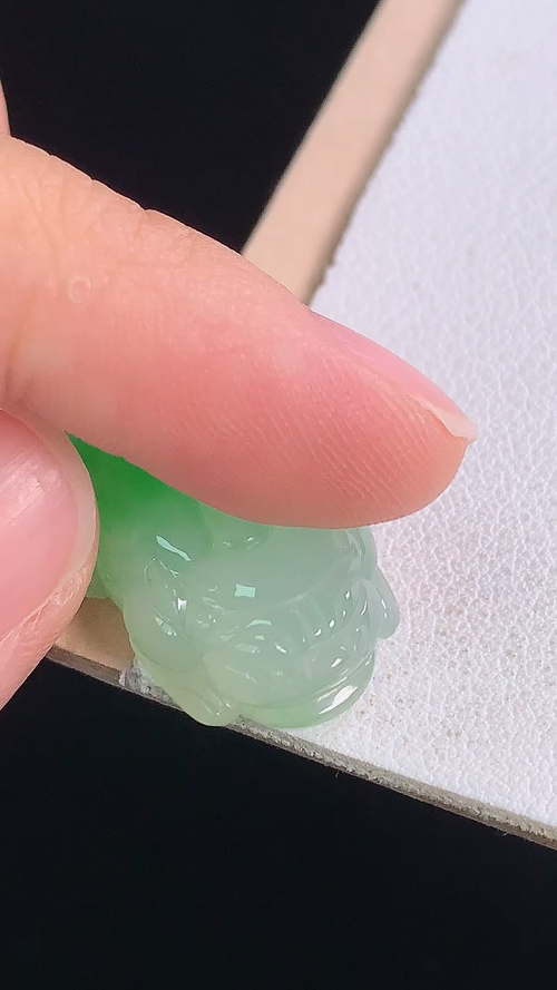 冰飘绿貔貅，无裂，尺寸:23.2-15.3-6.9mm 8
