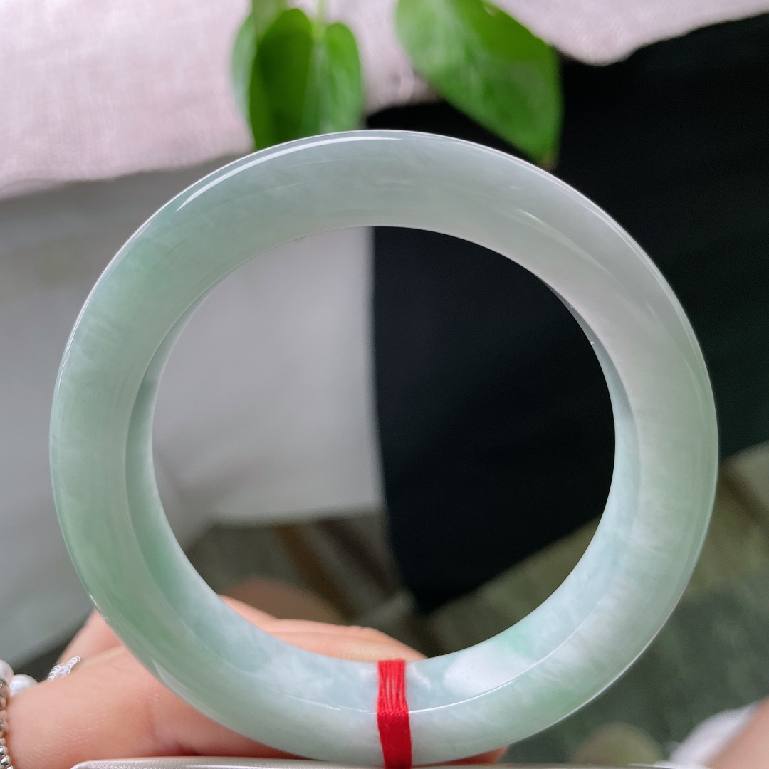 55.9/11.8/9.5，淡绿底正圈，水润，肉质细腻干净，镯型厚装，端庄淑女，皮纹，ss58964a