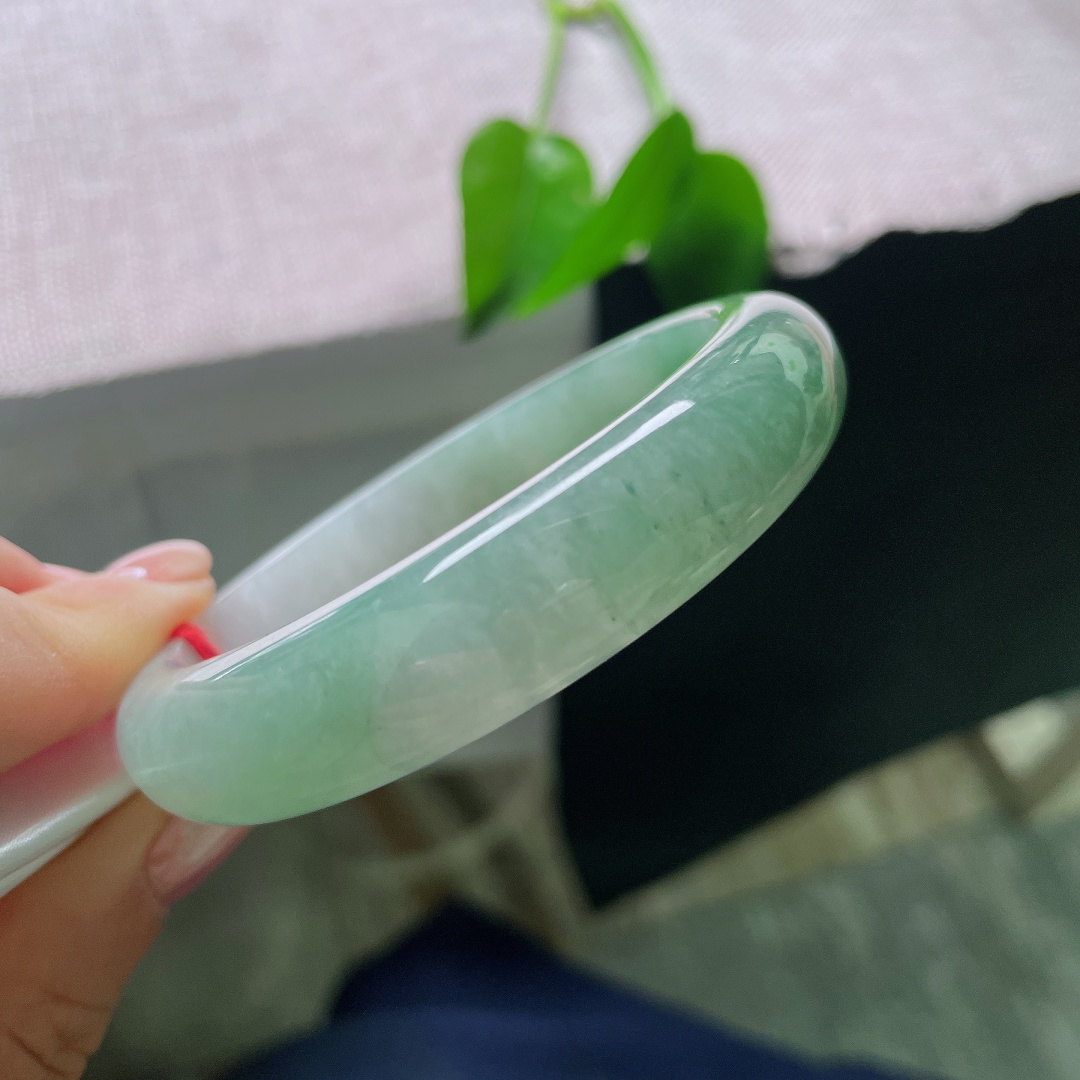 58.6/13.6/8.8，油青正圈，晶体，绿色由浅慢慢晕染开来，色调均匀柔和，没有浓烈艳感，温婉耐看。ss57745a