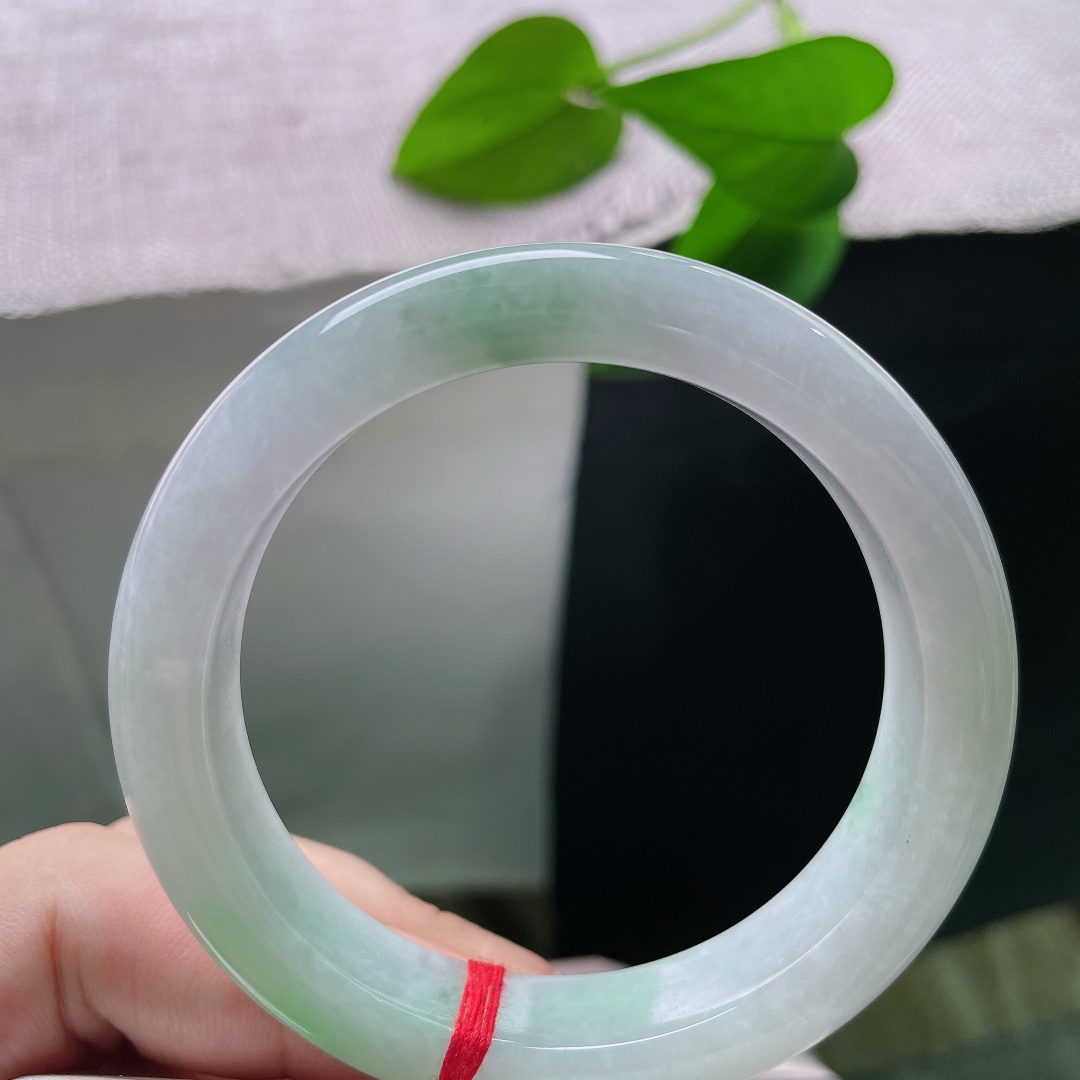 53.6/11.7/8.8，飘绿正圈，晶体纹，柔光漫过镯身，紫韵朦胧，翠影依稀，如观一幅淡墨浅染的春山画卷。ss58390a